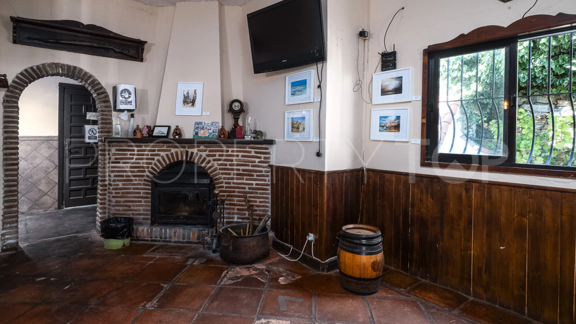 Buy restaurant in Casares Montaña with 3 bedrooms