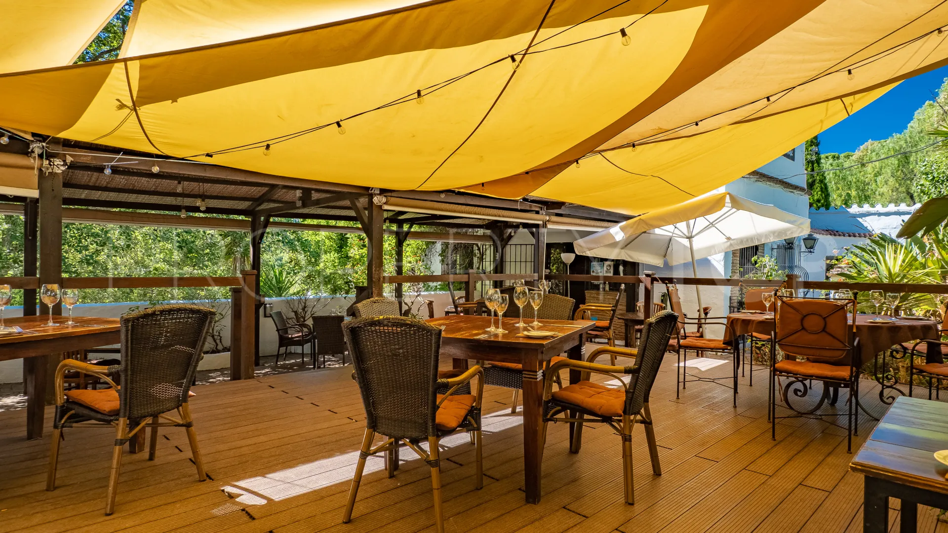 Buy restaurant in Casares Montaña with 3 bedrooms