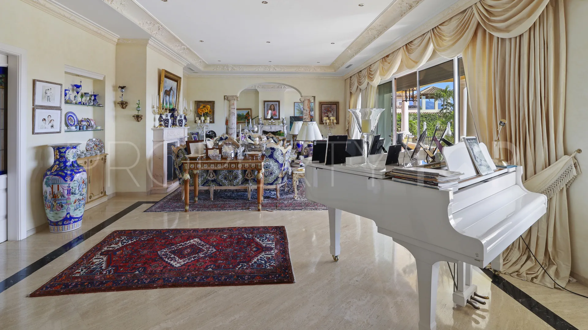 Buy villa in Benahavis with 5 bedrooms
