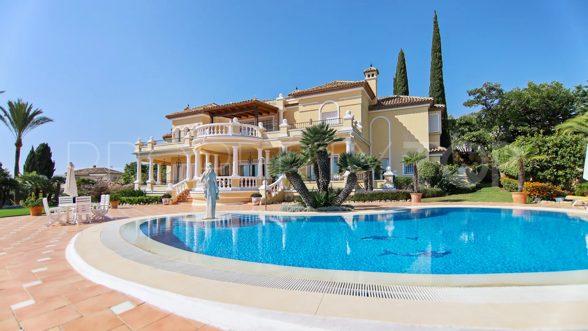 Buy villa in Benahavis with 5 bedrooms