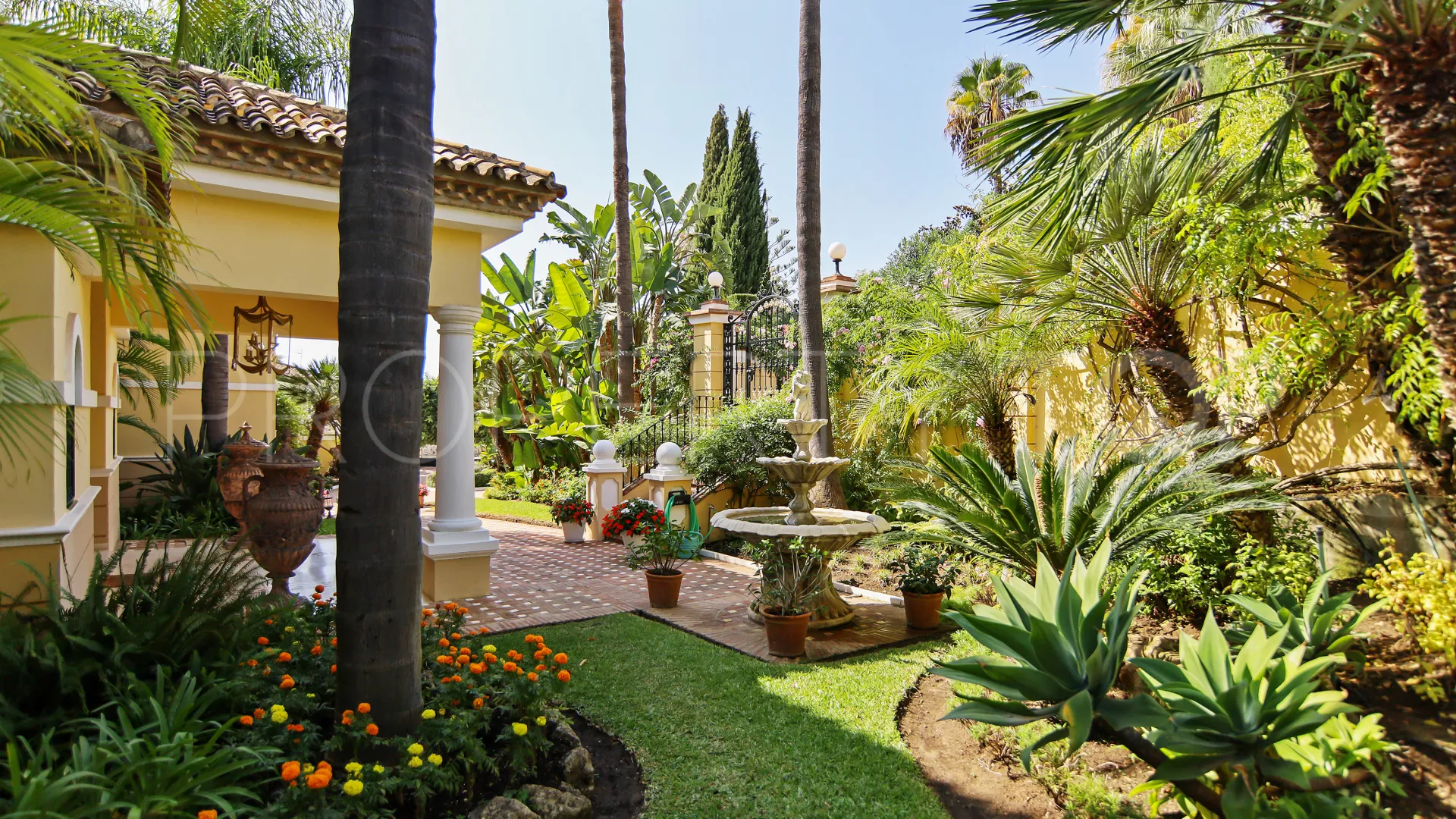 Buy villa in Benahavis with 5 bedrooms