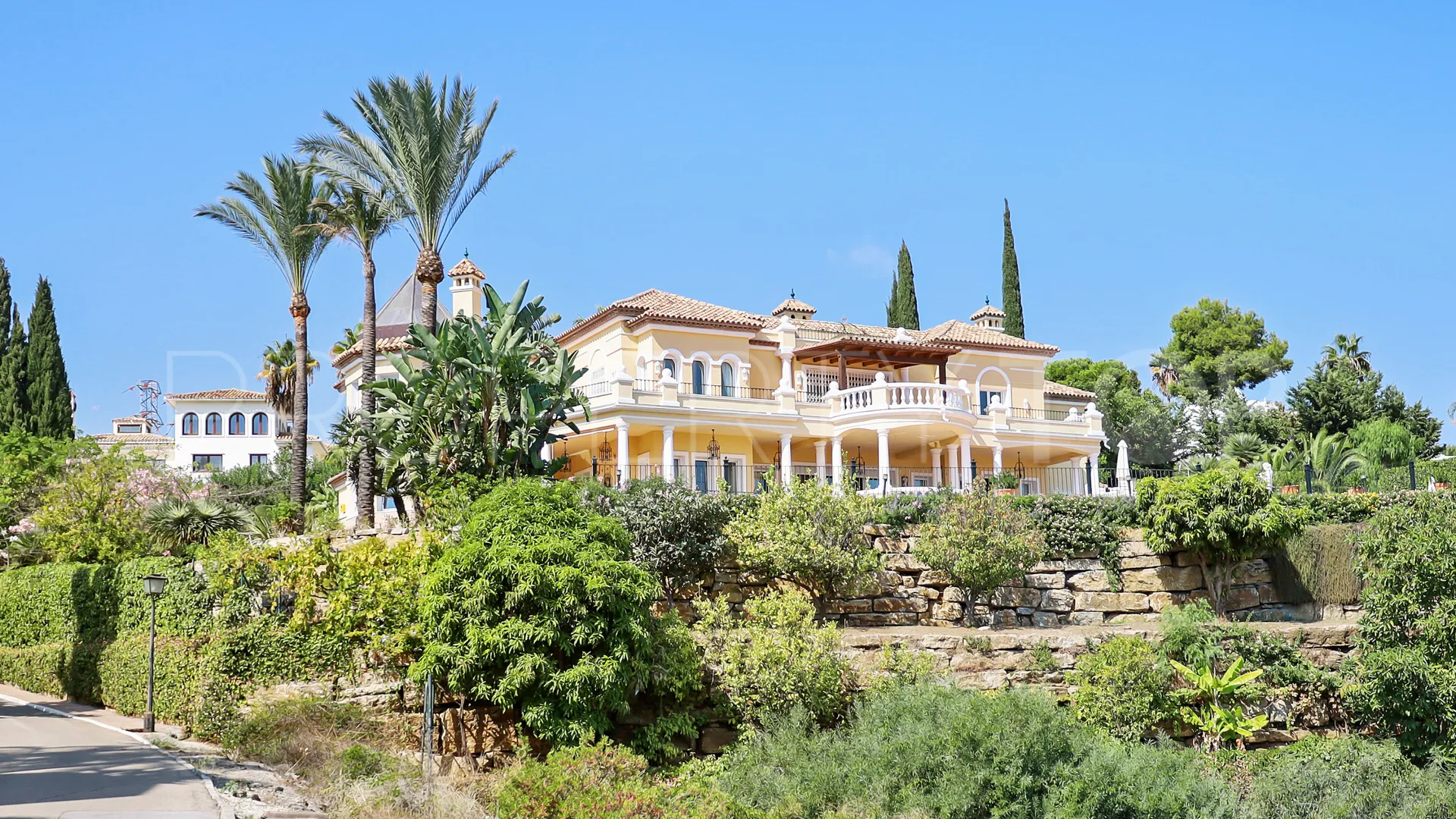 Buy villa in Benahavis with 5 bedrooms