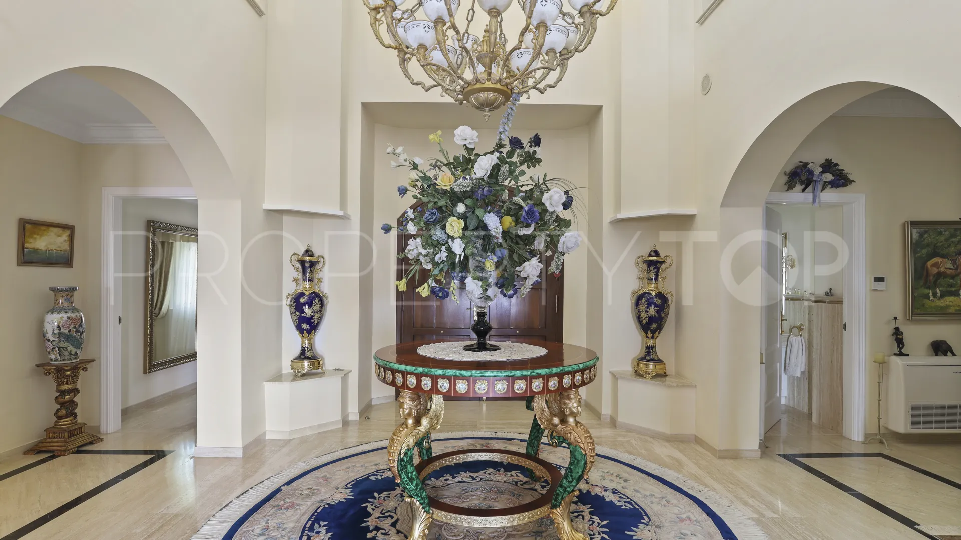 Buy villa in Benahavis with 5 bedrooms