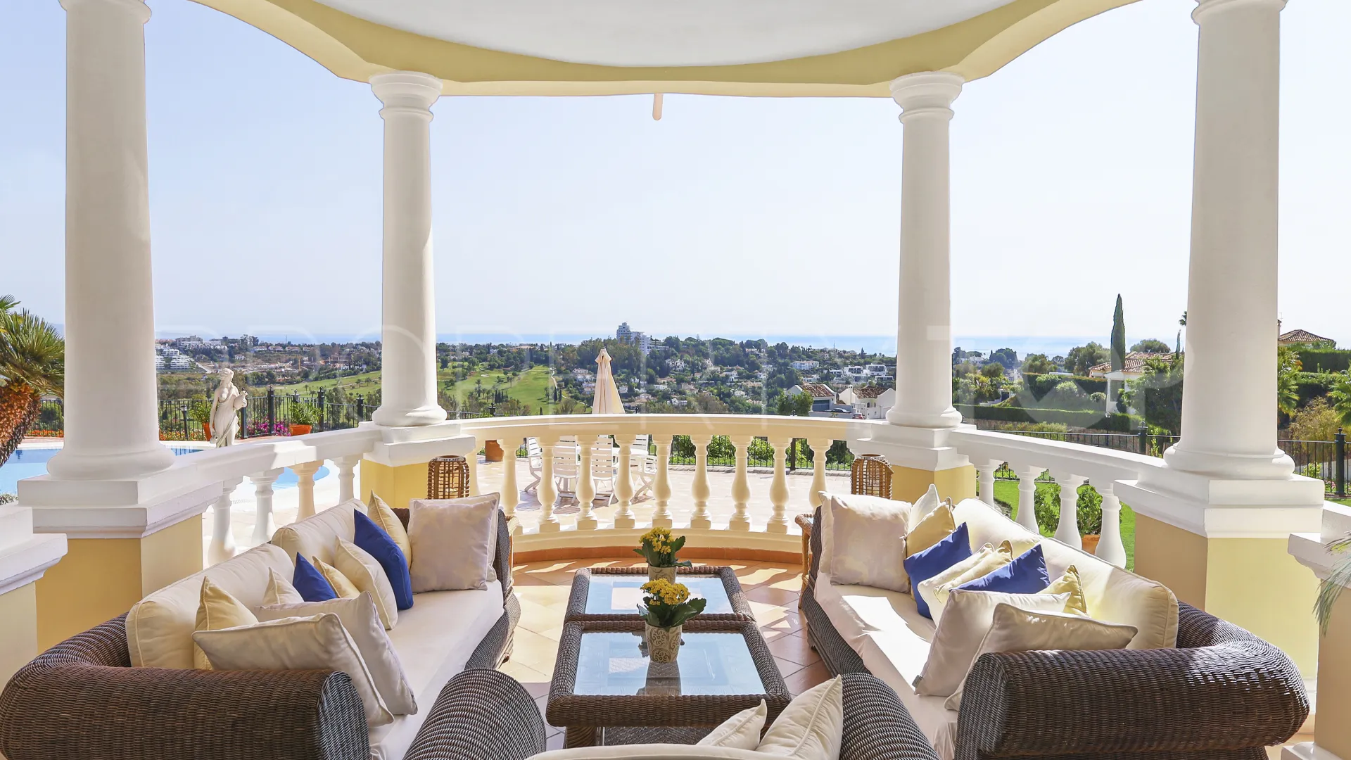 Buy villa in Benahavis with 5 bedrooms