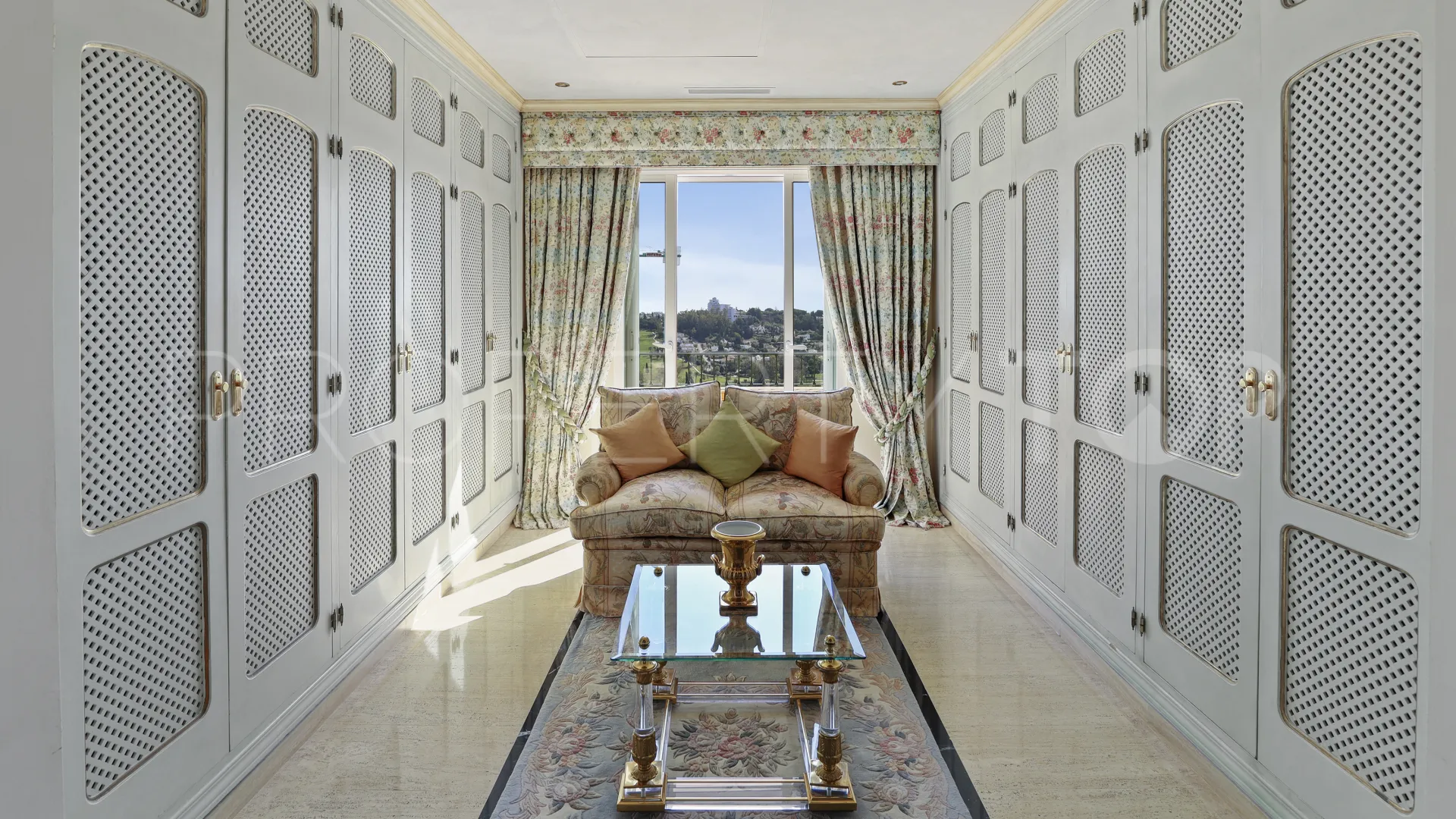 Buy villa in Benahavis with 5 bedrooms