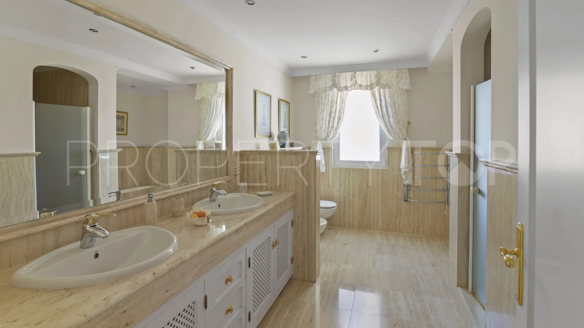 Buy villa in Benahavis with 5 bedrooms