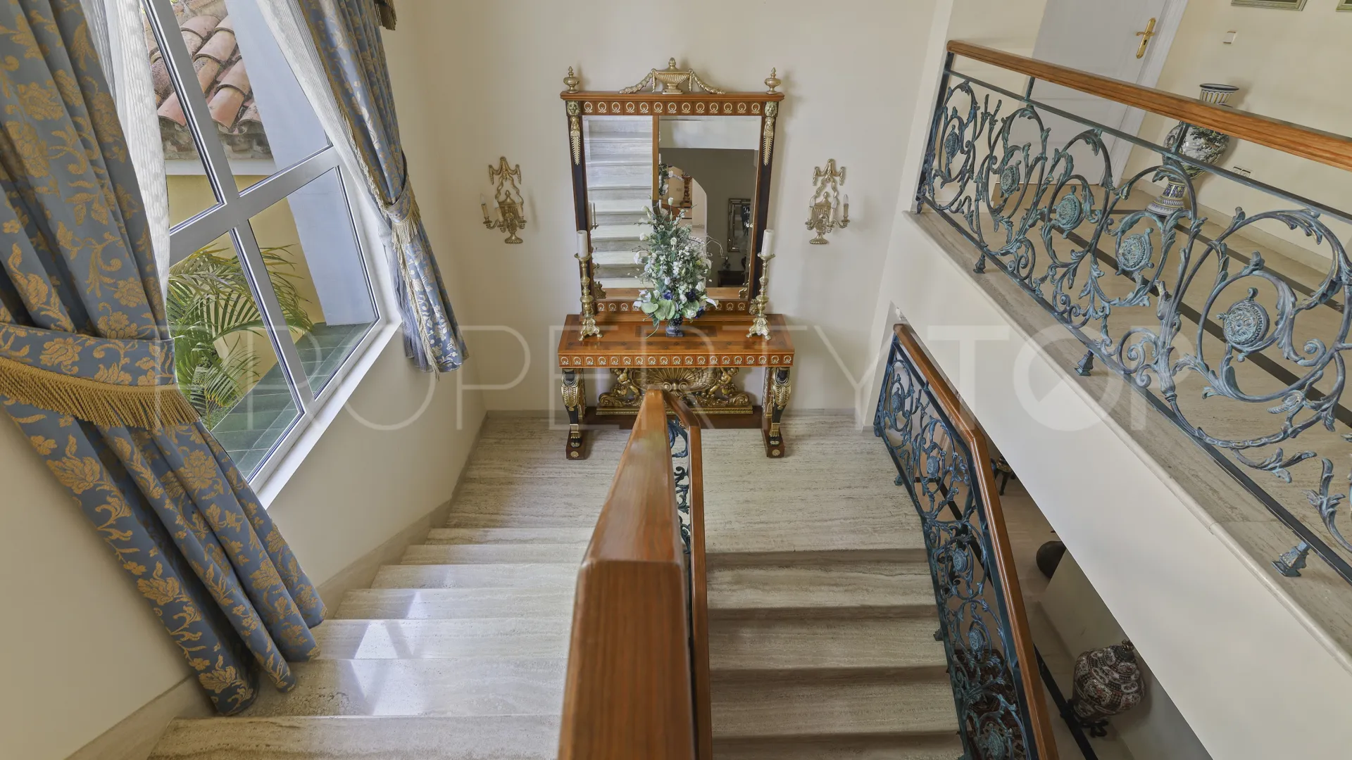 Buy villa in Benahavis with 5 bedrooms