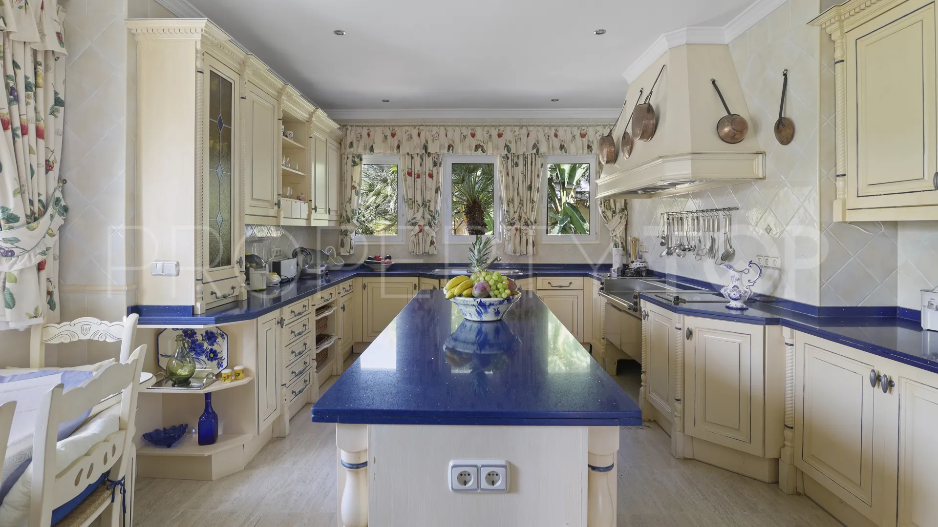 Buy villa in Benahavis with 5 bedrooms