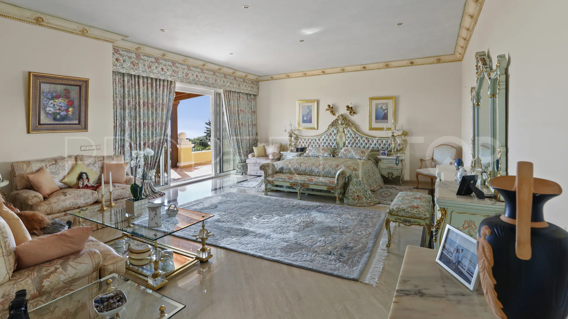 Buy villa in Benahavis with 5 bedrooms