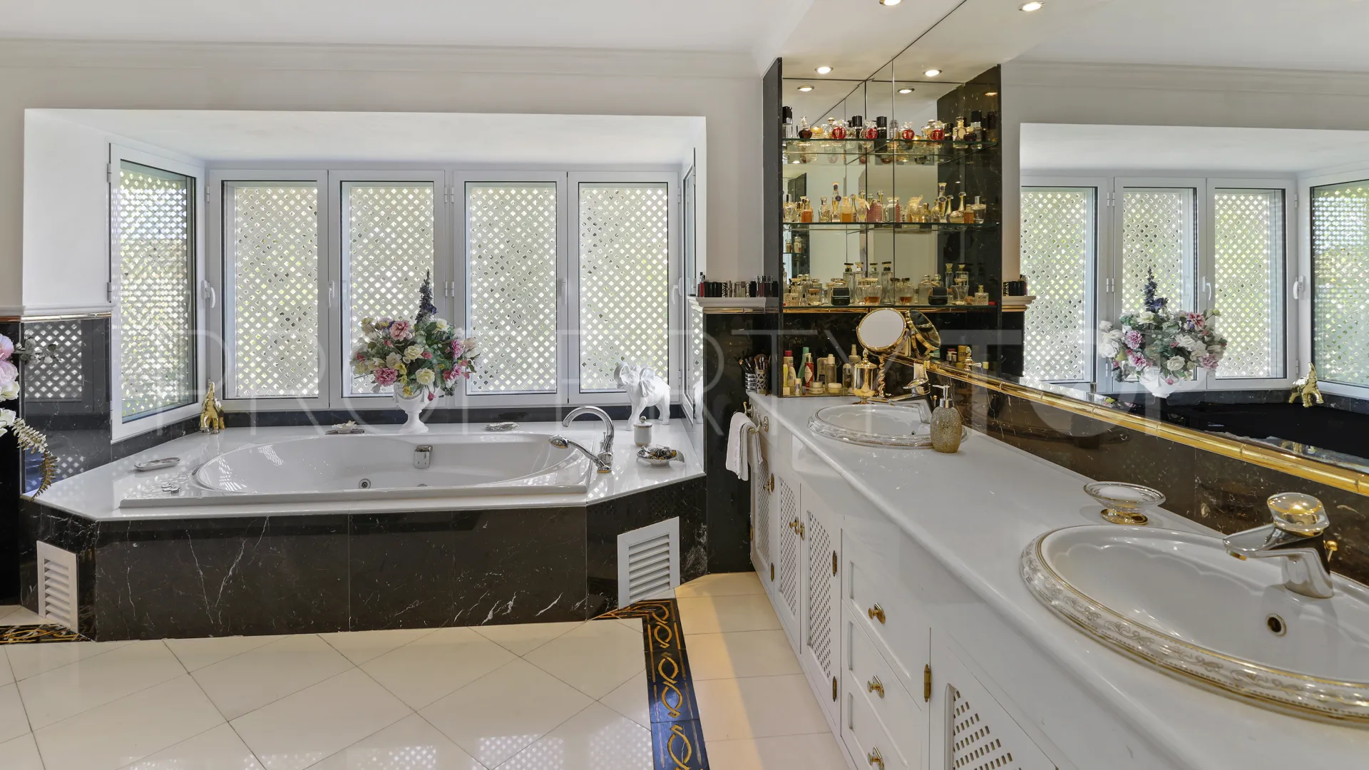 Buy villa in Benahavis with 5 bedrooms