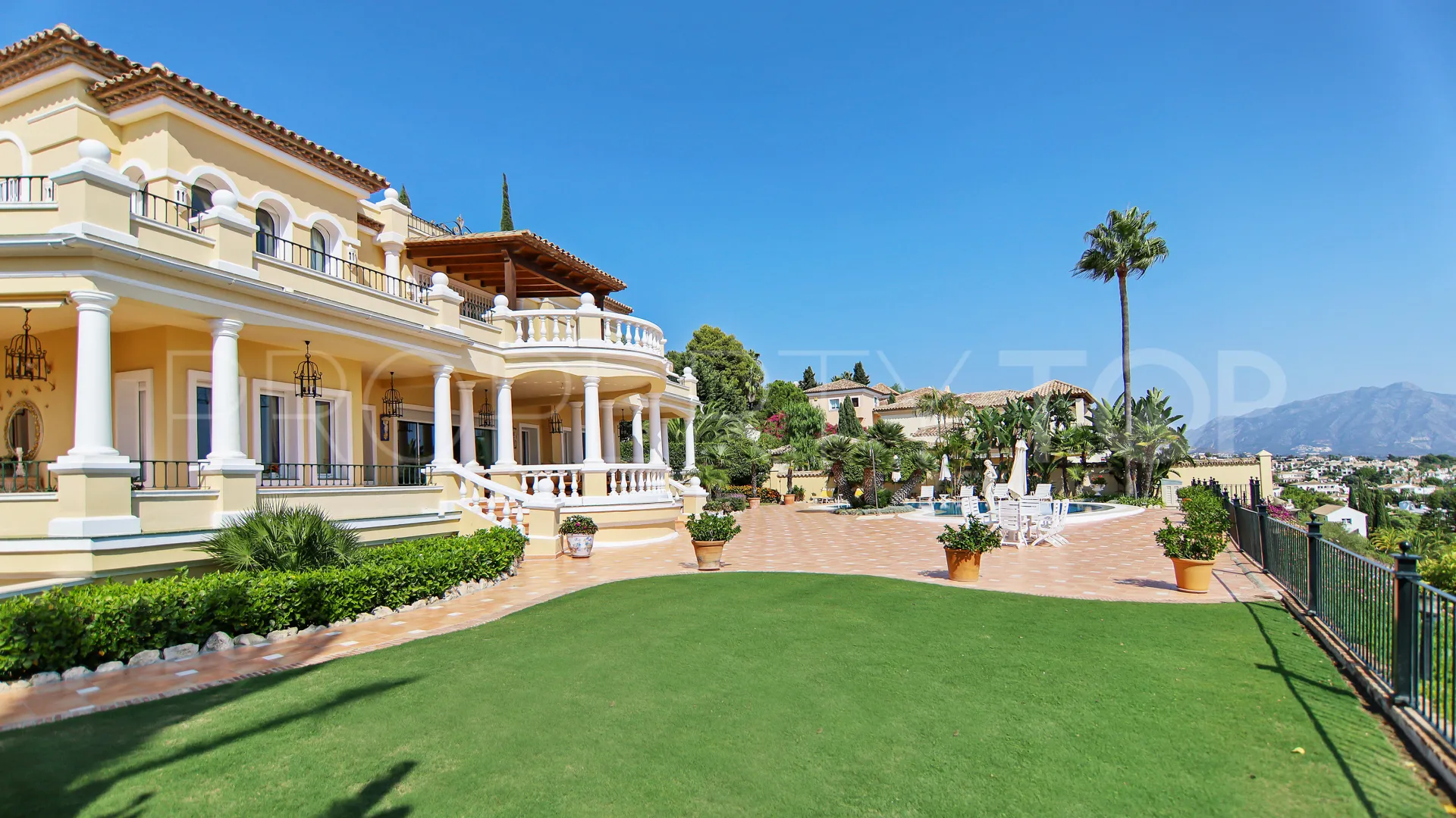 Buy villa in Benahavis with 5 bedrooms