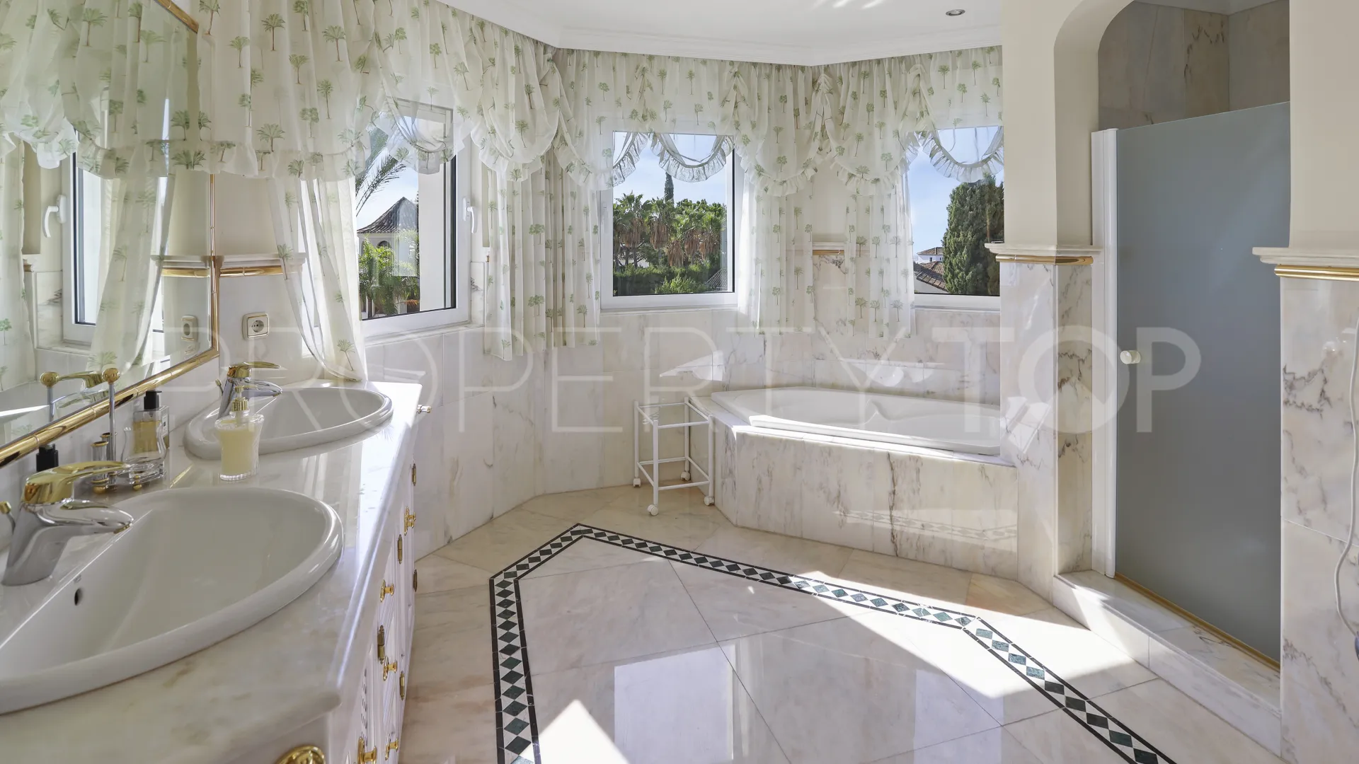 Buy villa in Benahavis with 5 bedrooms