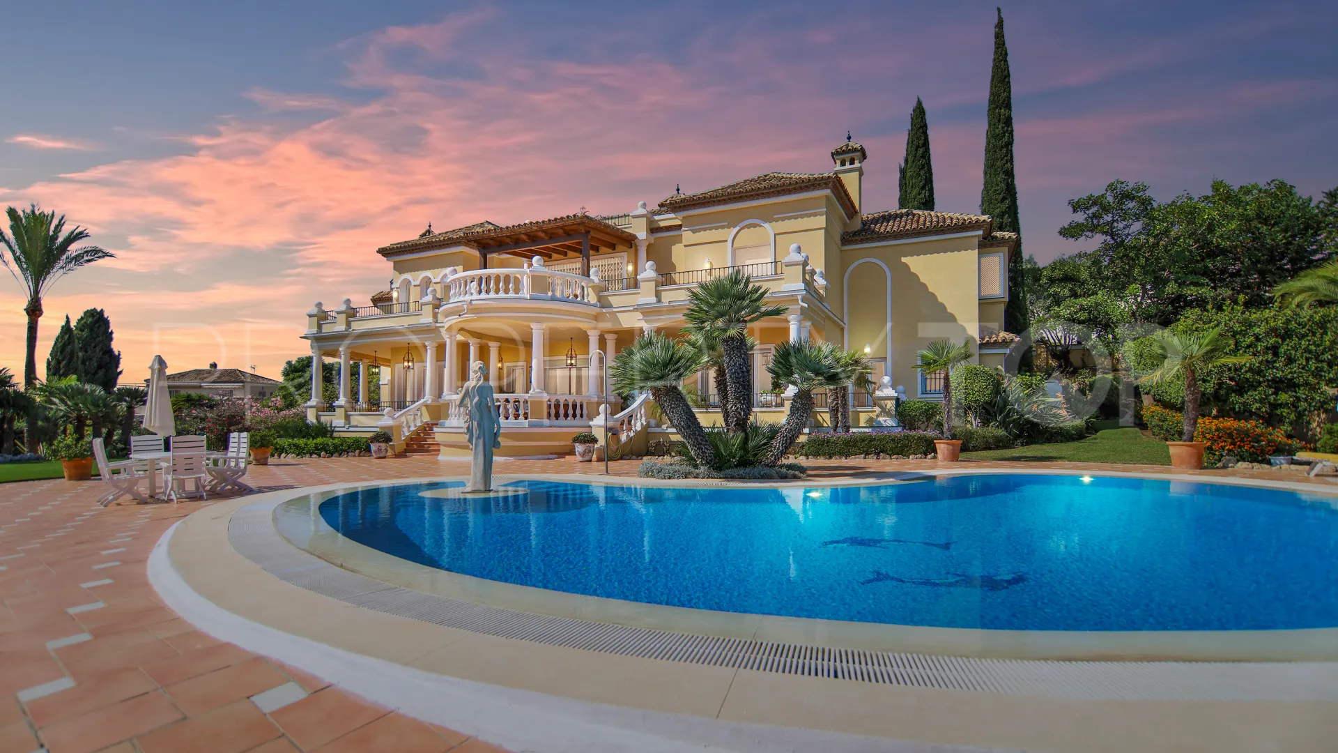 Buy villa in Benahavis with 5 bedrooms