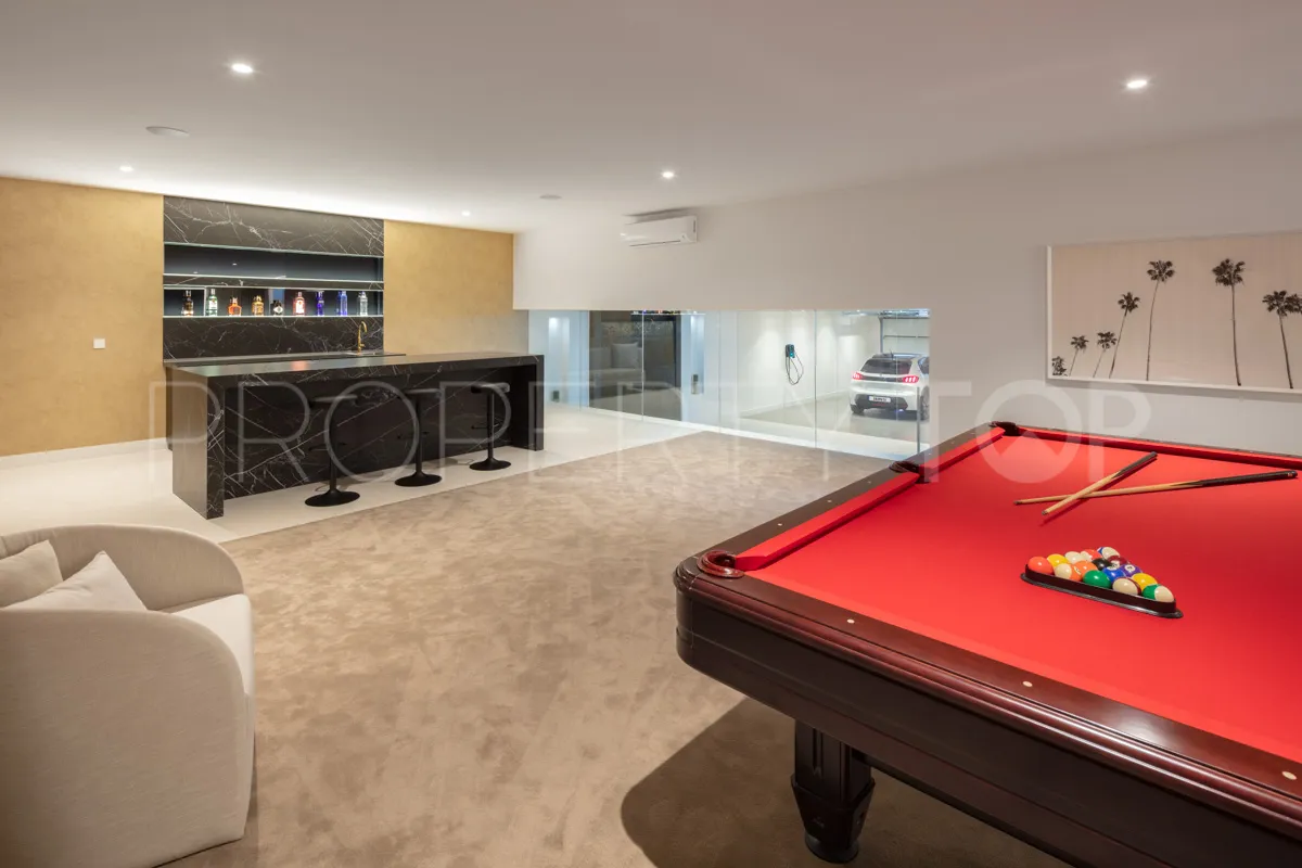 Nueva Andalucia 5 bedrooms villa for sale