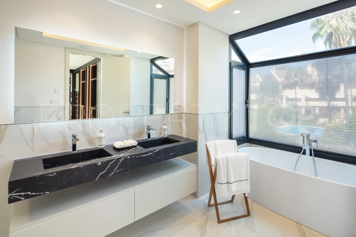 Nueva Andalucia 5 bedrooms villa for sale