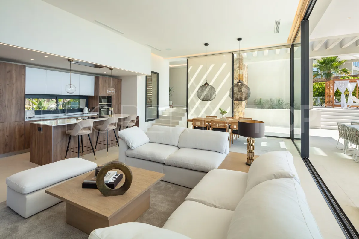 Nueva Andalucia 5 bedrooms villa for sale