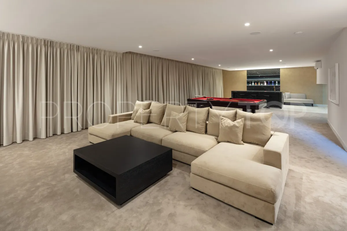 Nueva Andalucia 5 bedrooms villa for sale