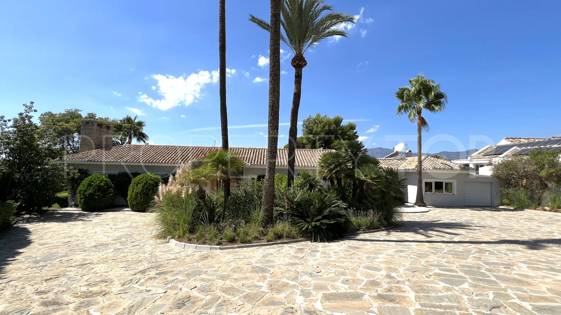 El Paraiso villa for sale
