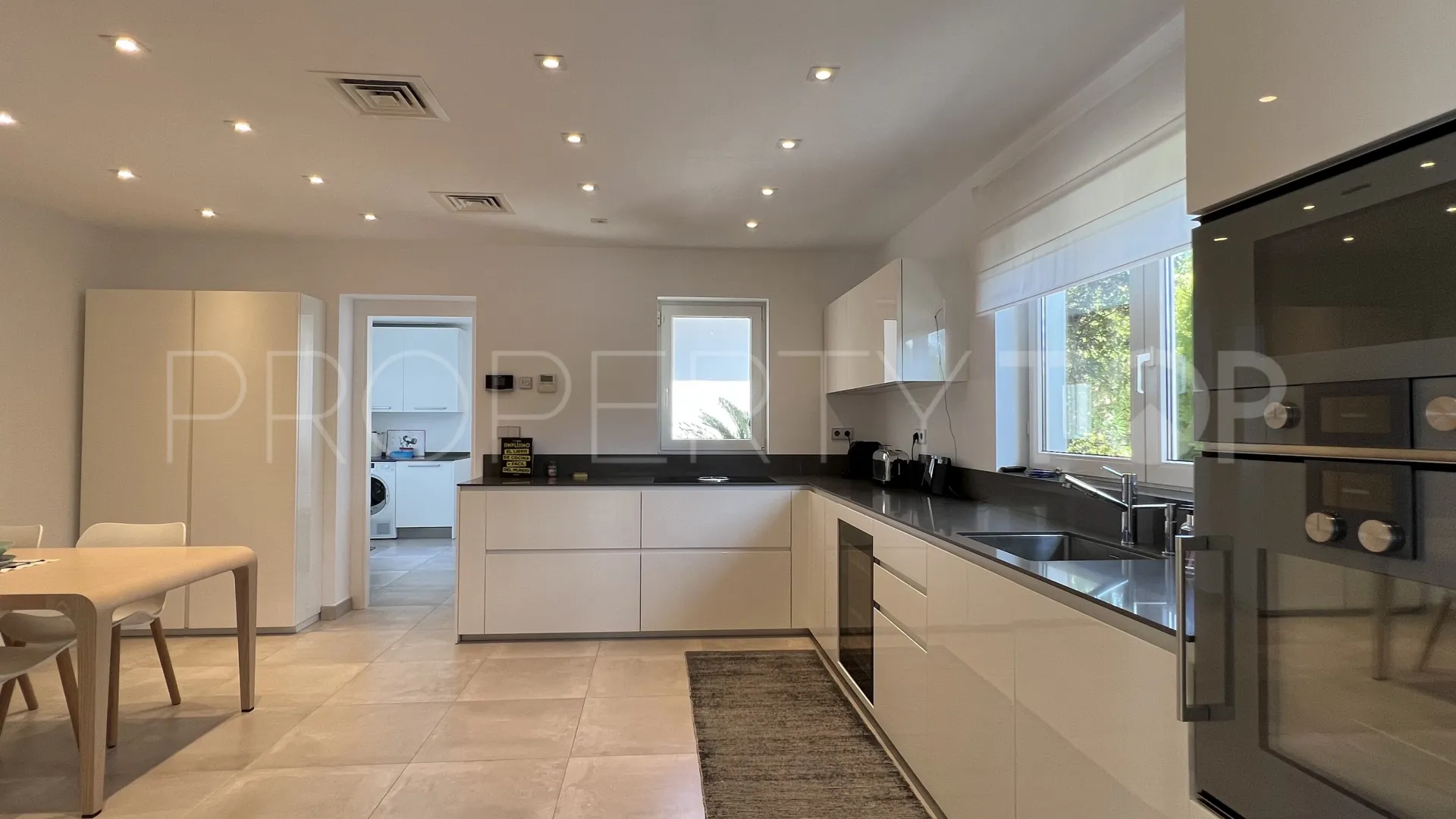 El Paraiso villa for sale