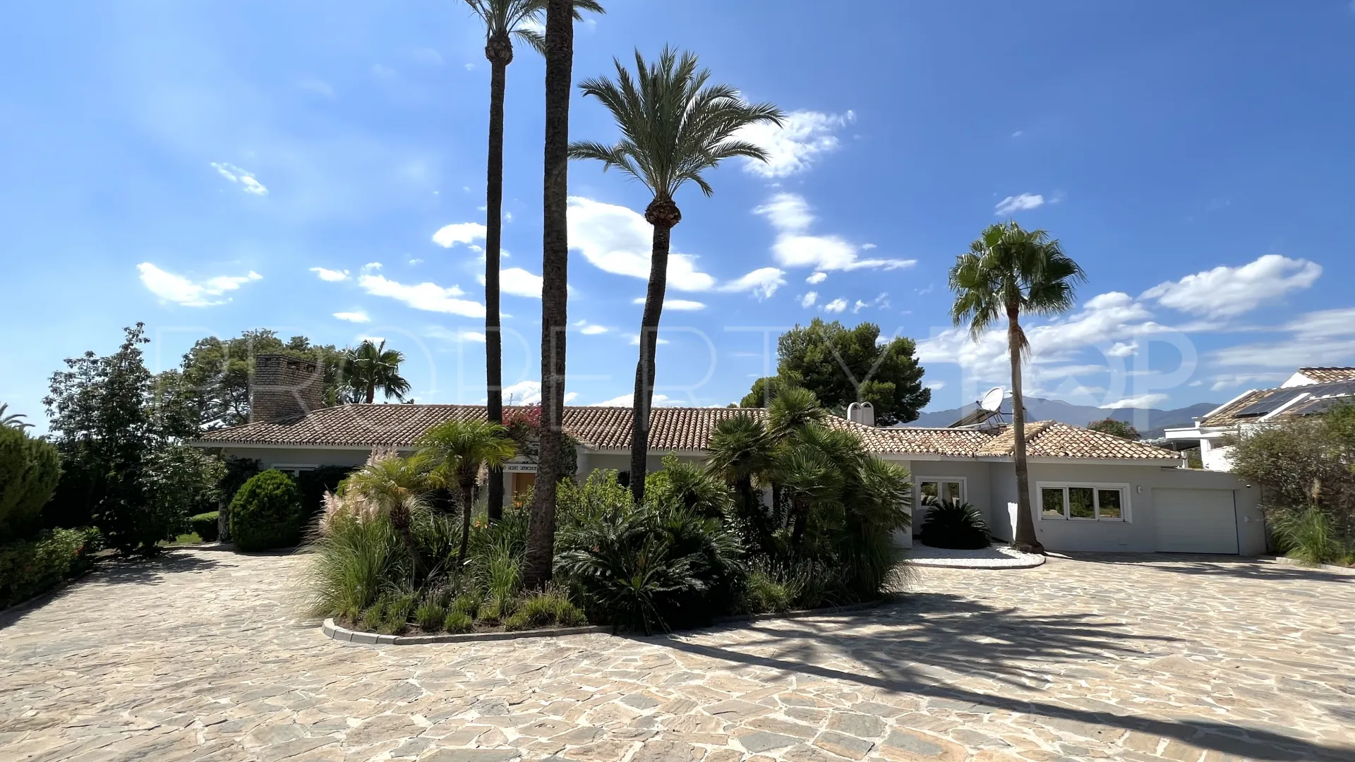 El Paraiso villa for sale