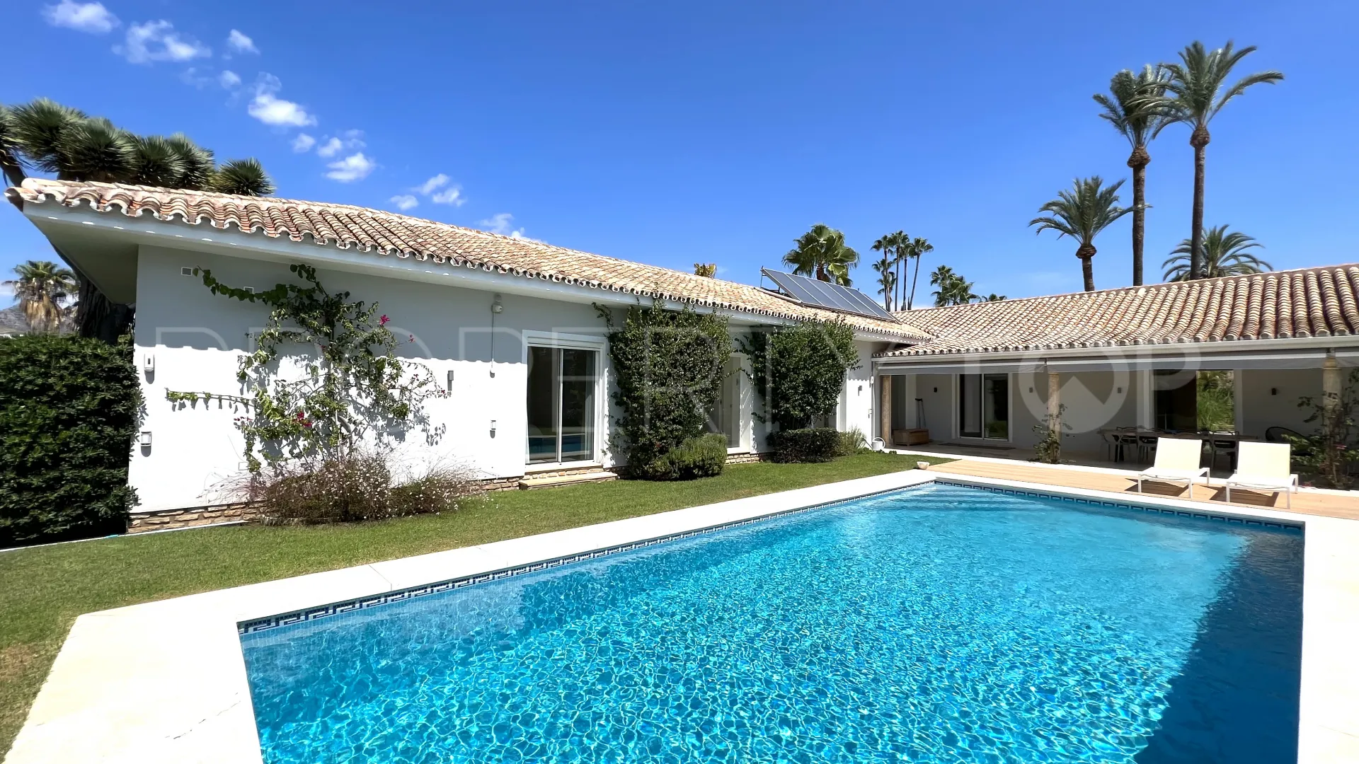 El Paraiso villa for sale