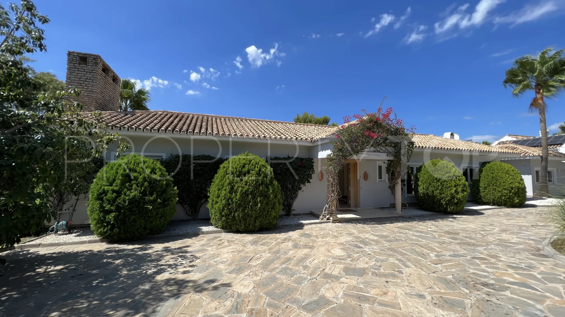 El Paraiso villa for sale