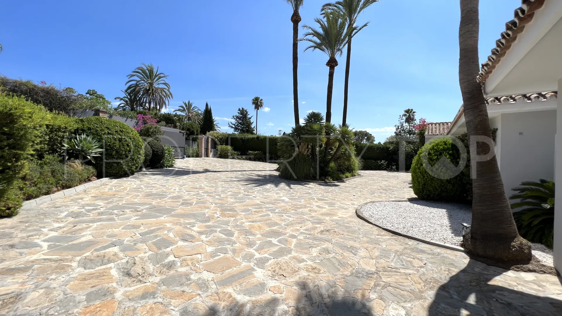 El Paraiso villa for sale