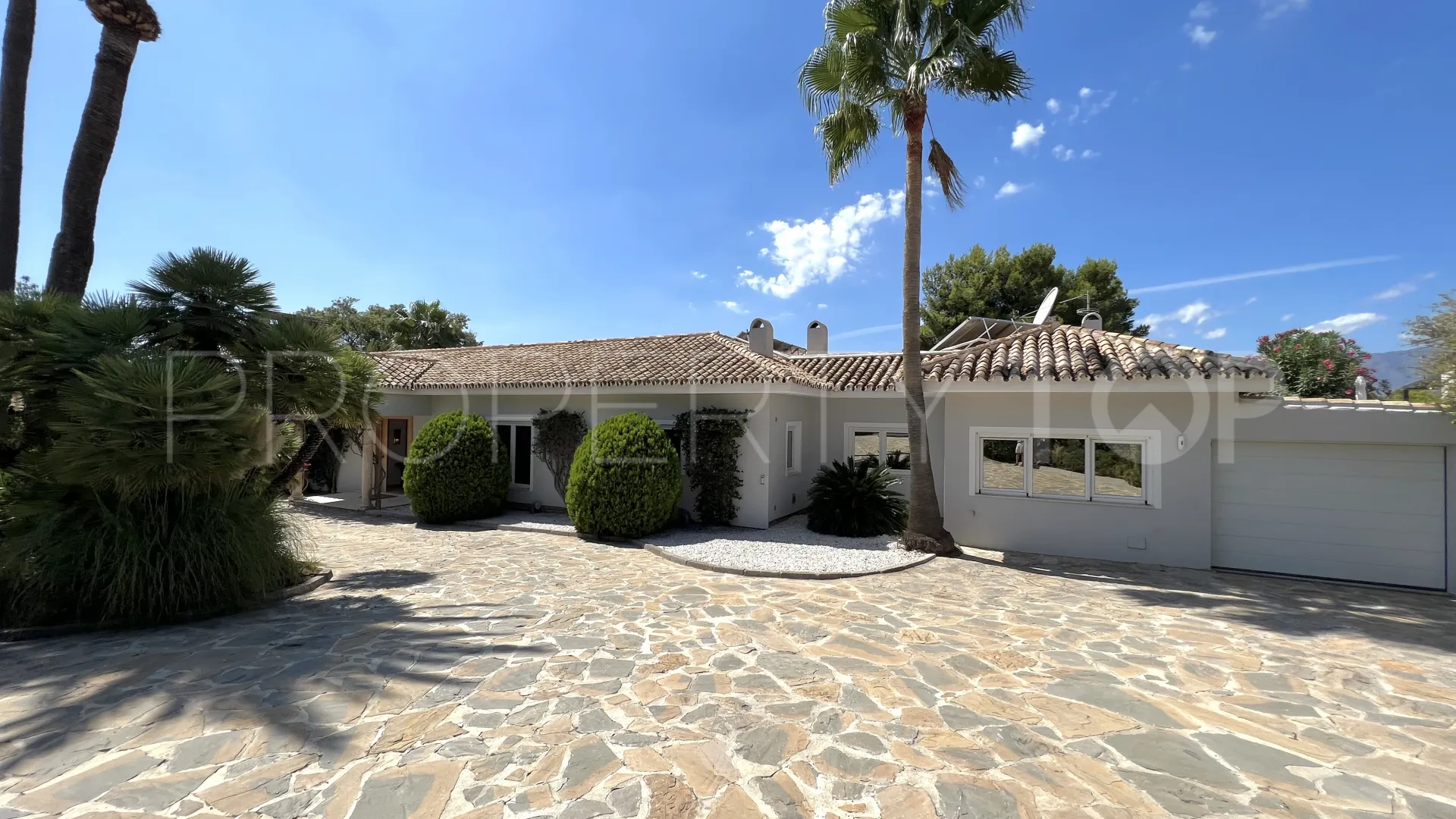 El Paraiso villa for sale