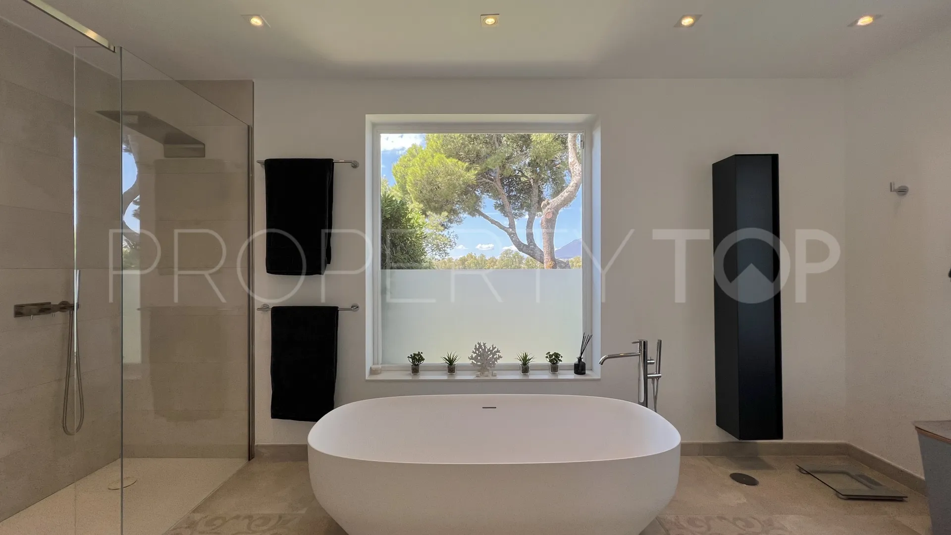 El Paraiso villa for sale