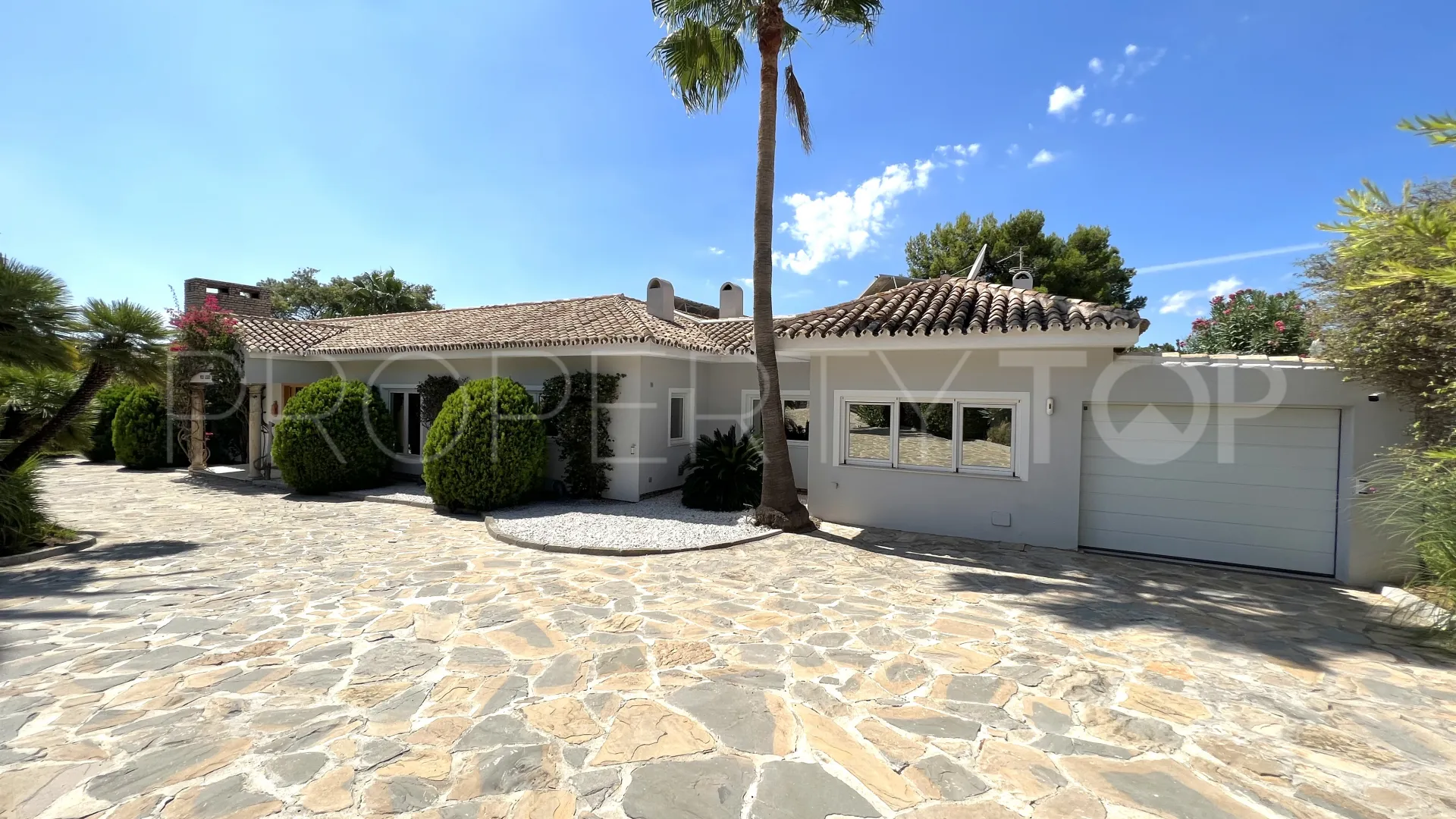 El Paraiso villa for sale