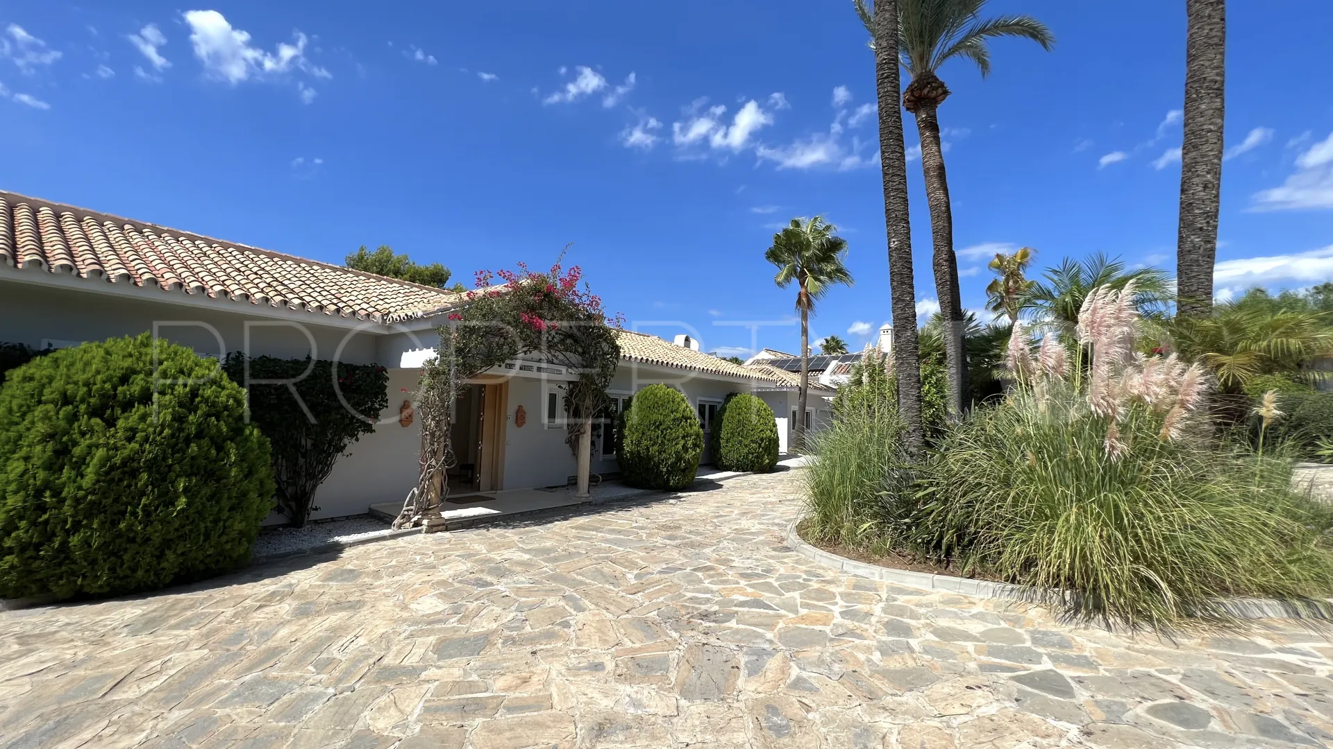 El Paraiso villa for sale