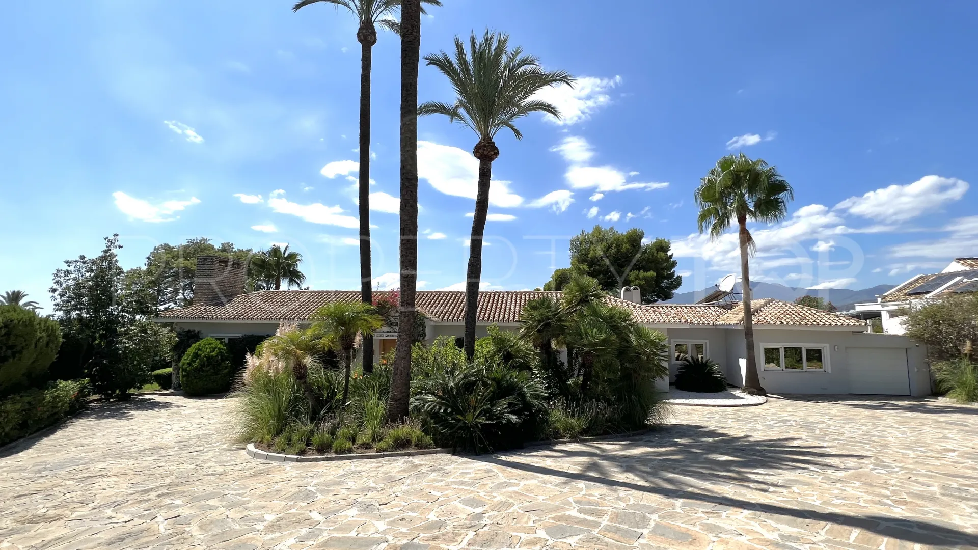 El Paraiso villa for sale