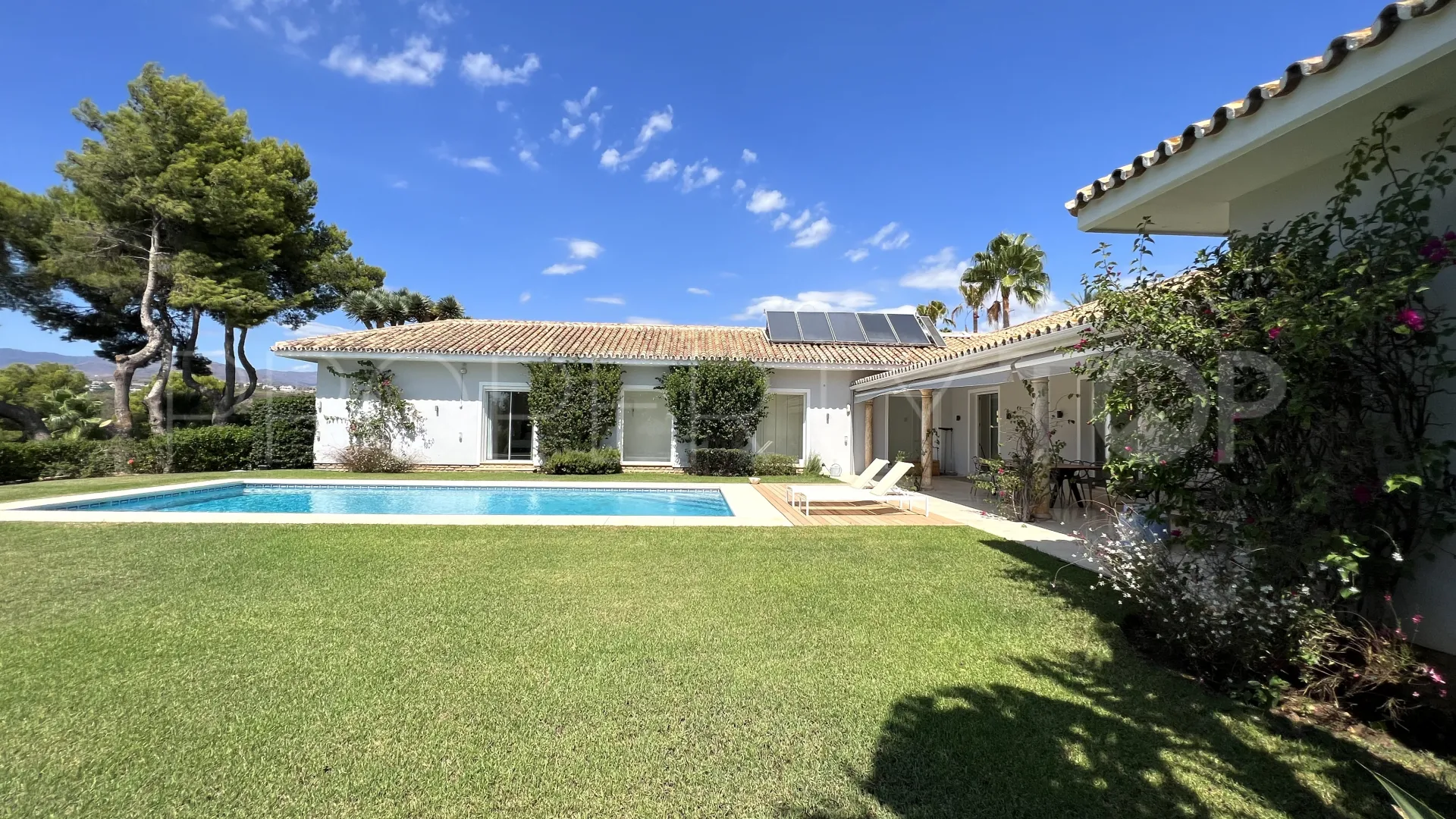 El Paraiso villa for sale