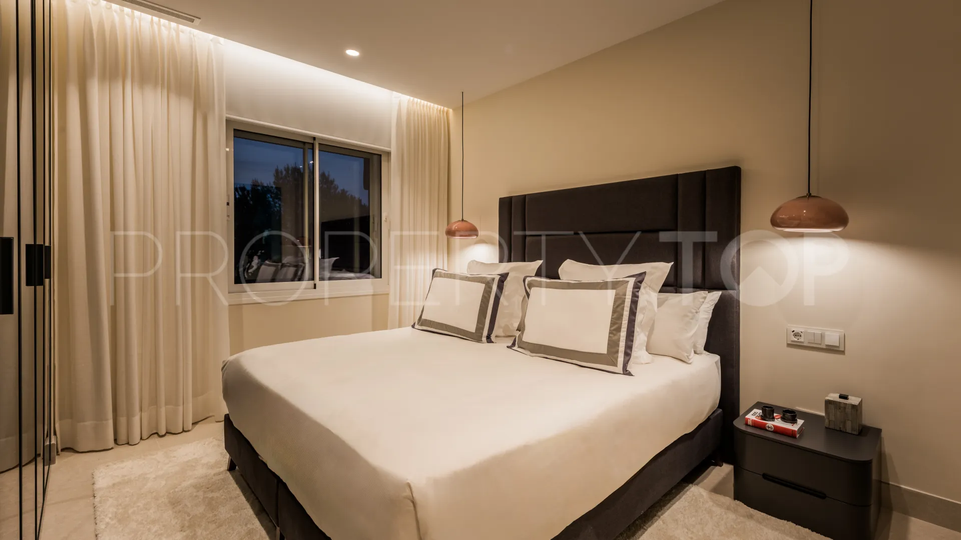 For sale 3 bedrooms apartment in Estepona East