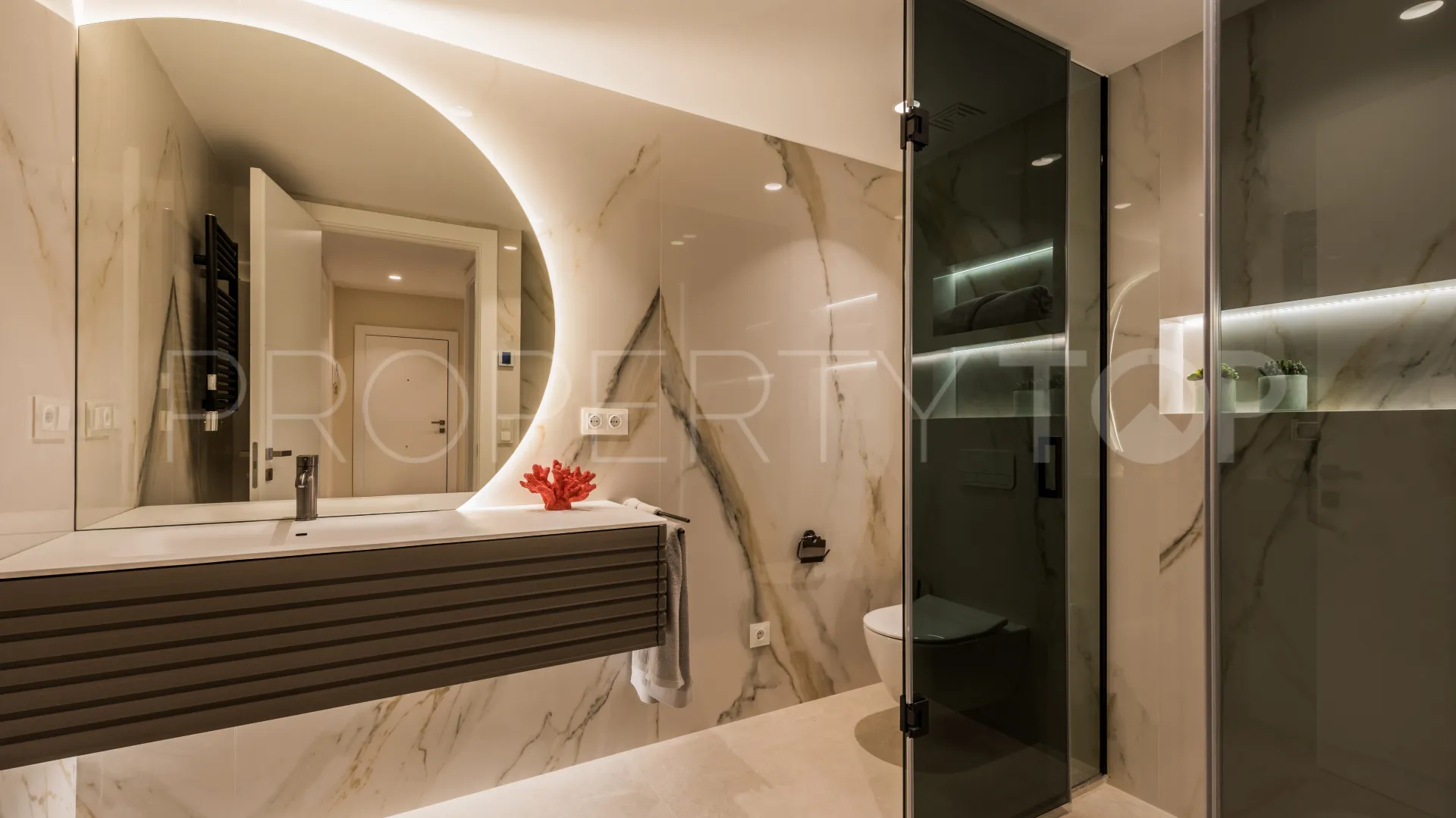For sale 3 bedrooms apartment in Estepona East