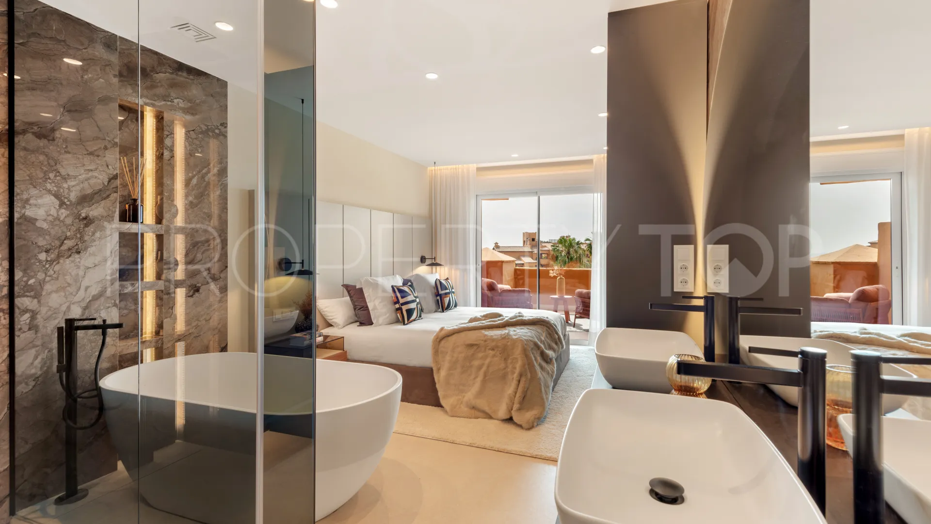 For sale 3 bedrooms apartment in Estepona East