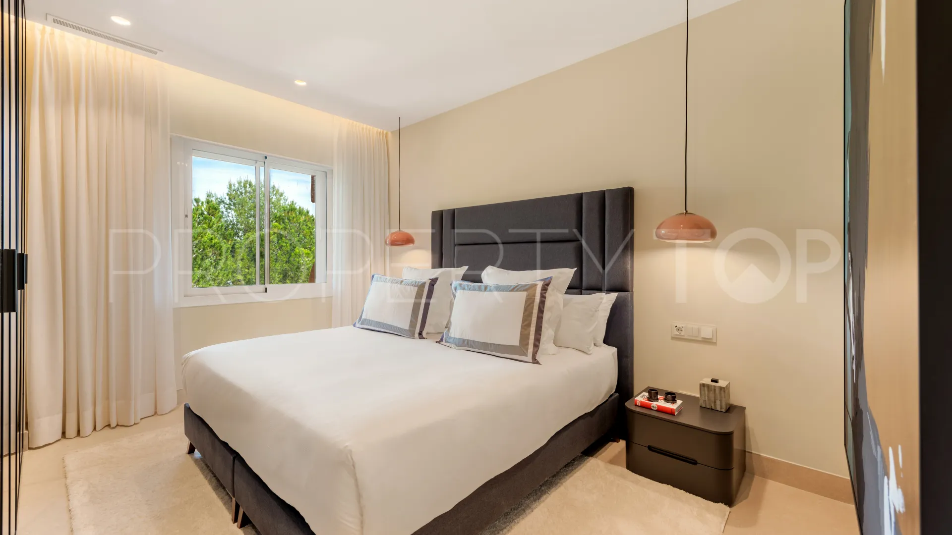 For sale 3 bedrooms apartment in Estepona East