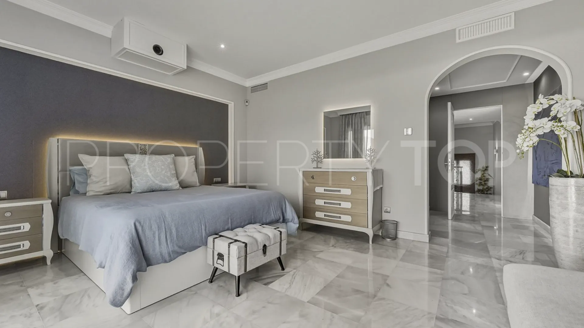Villa for sale in Guadalmina Alta