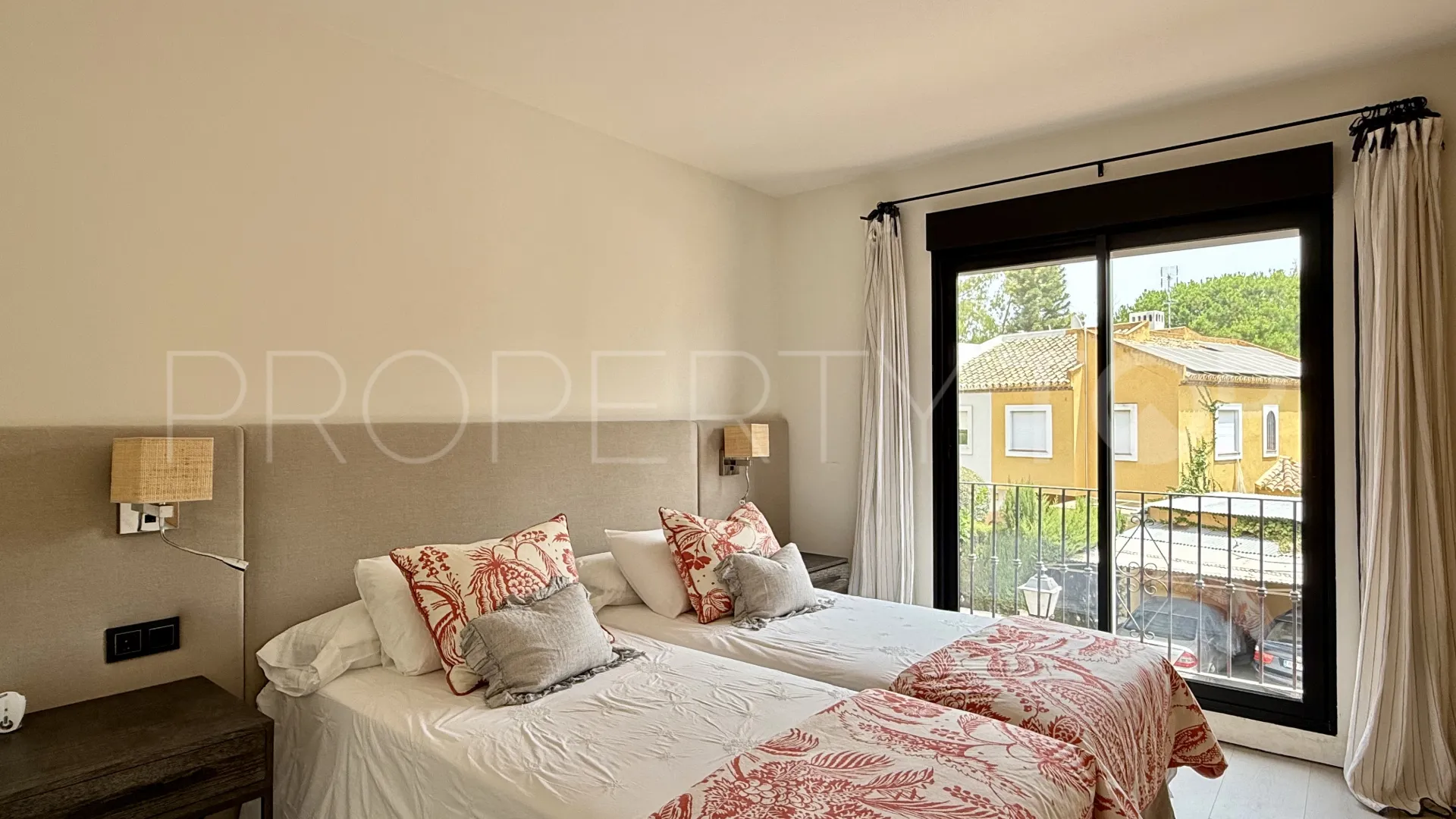 Se vende atico duplex en Alhambra del Golf con 4 dormitorios