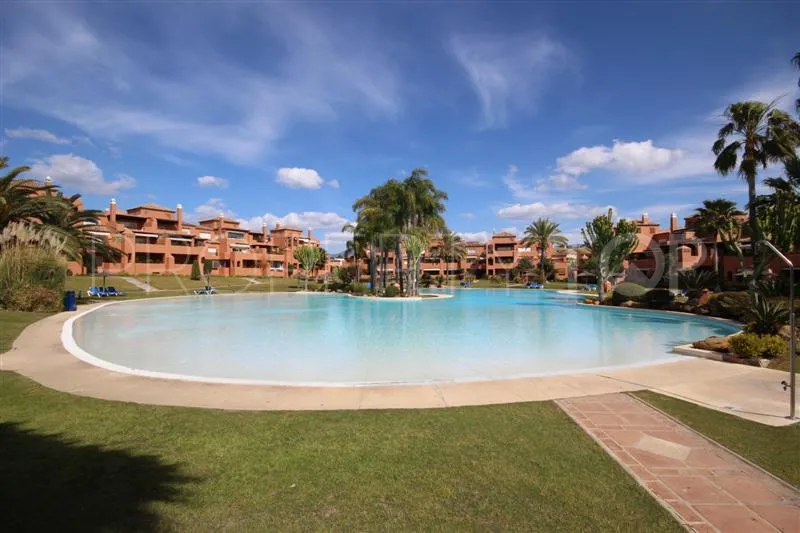 Duplex penthouse with 4 bedrooms for sale in Guadalmina Baja