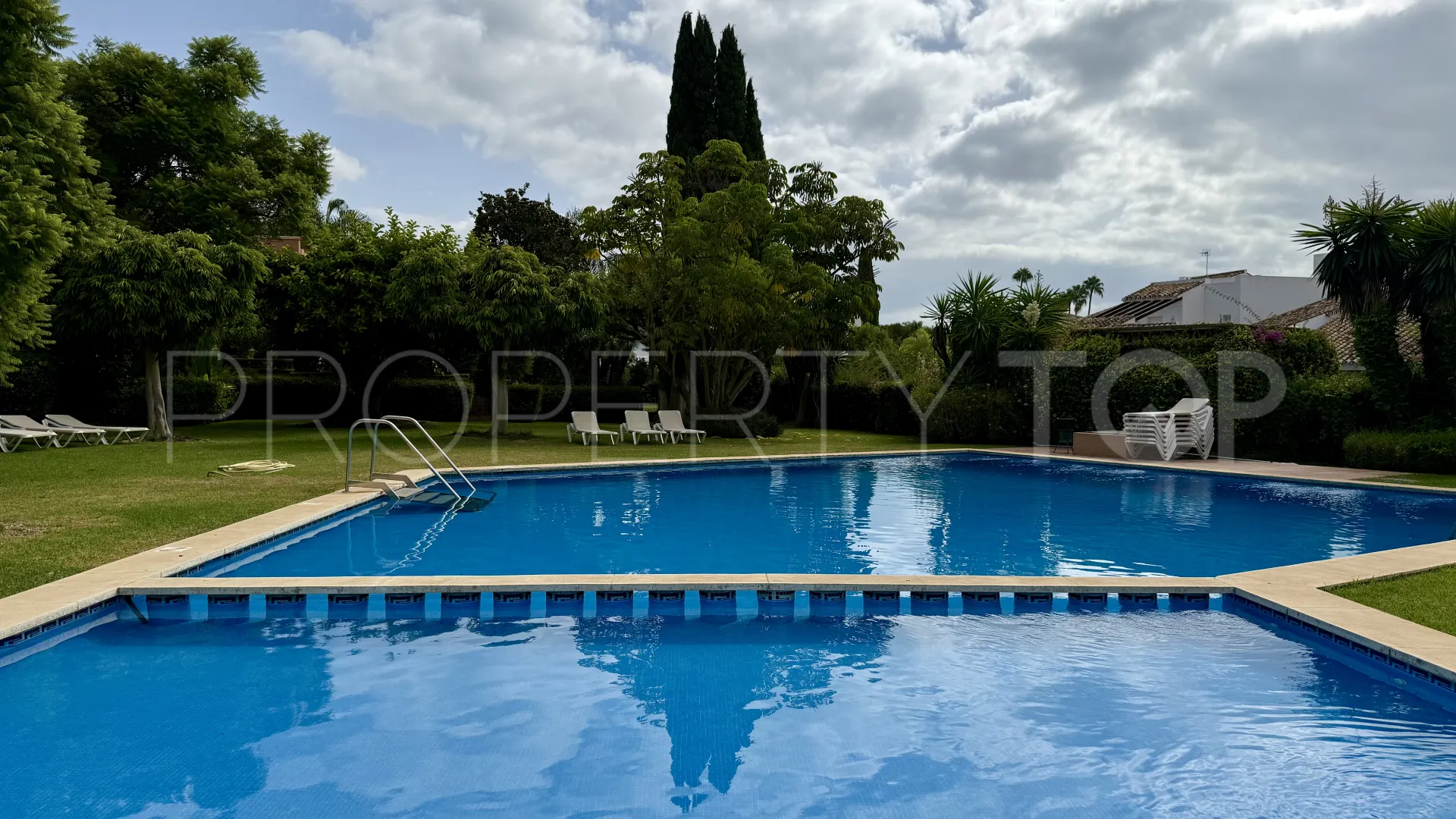 Se vende adosado en Guadalmina Baja de 5 dormitorios