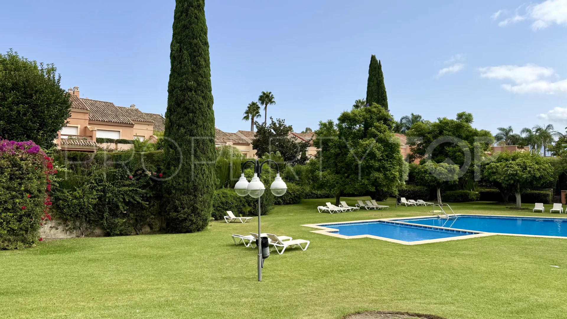 Se vende adosado en Guadalmina Baja de 5 dormitorios