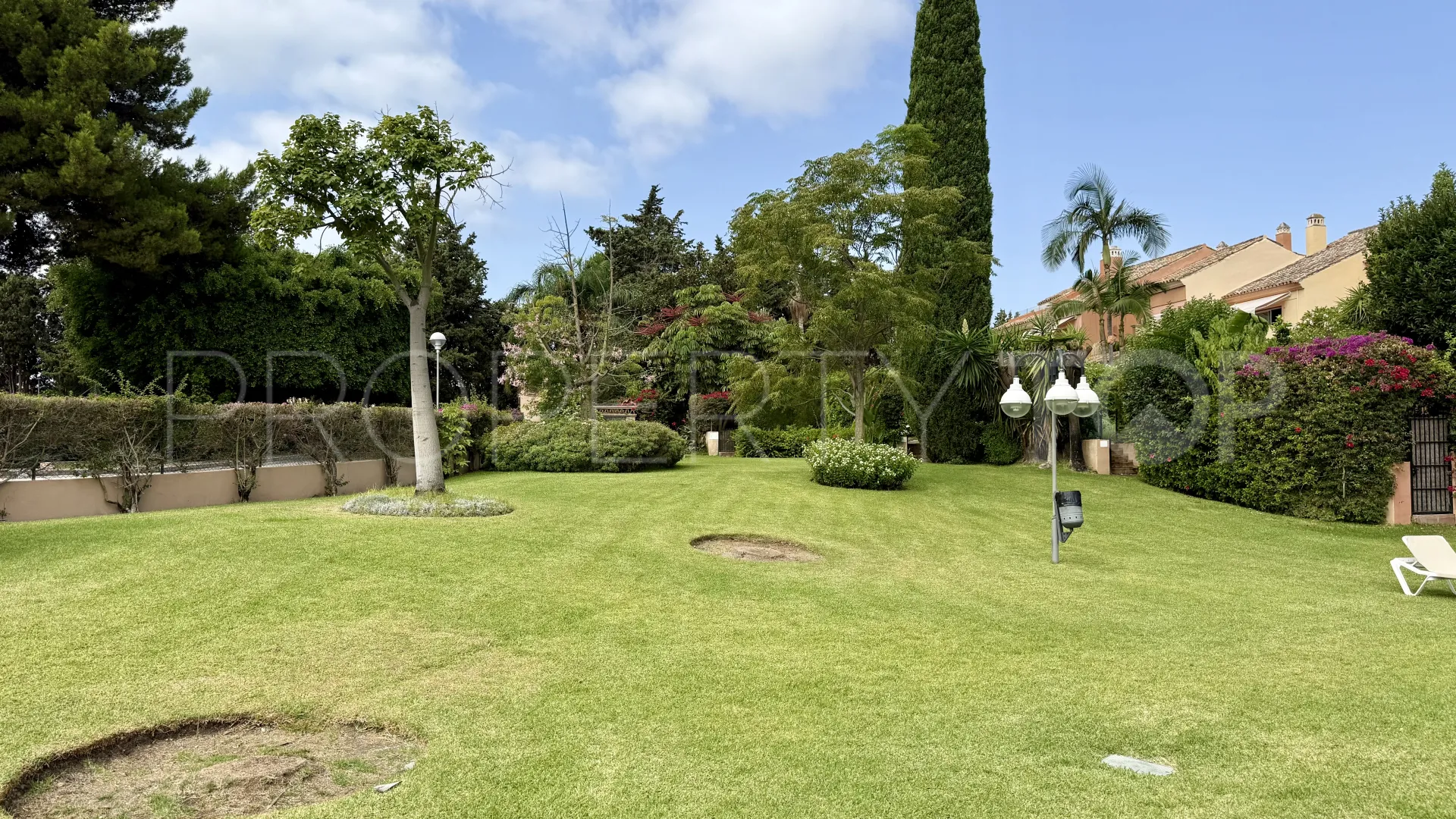 Se vende adosado en Guadalmina Baja de 5 dormitorios