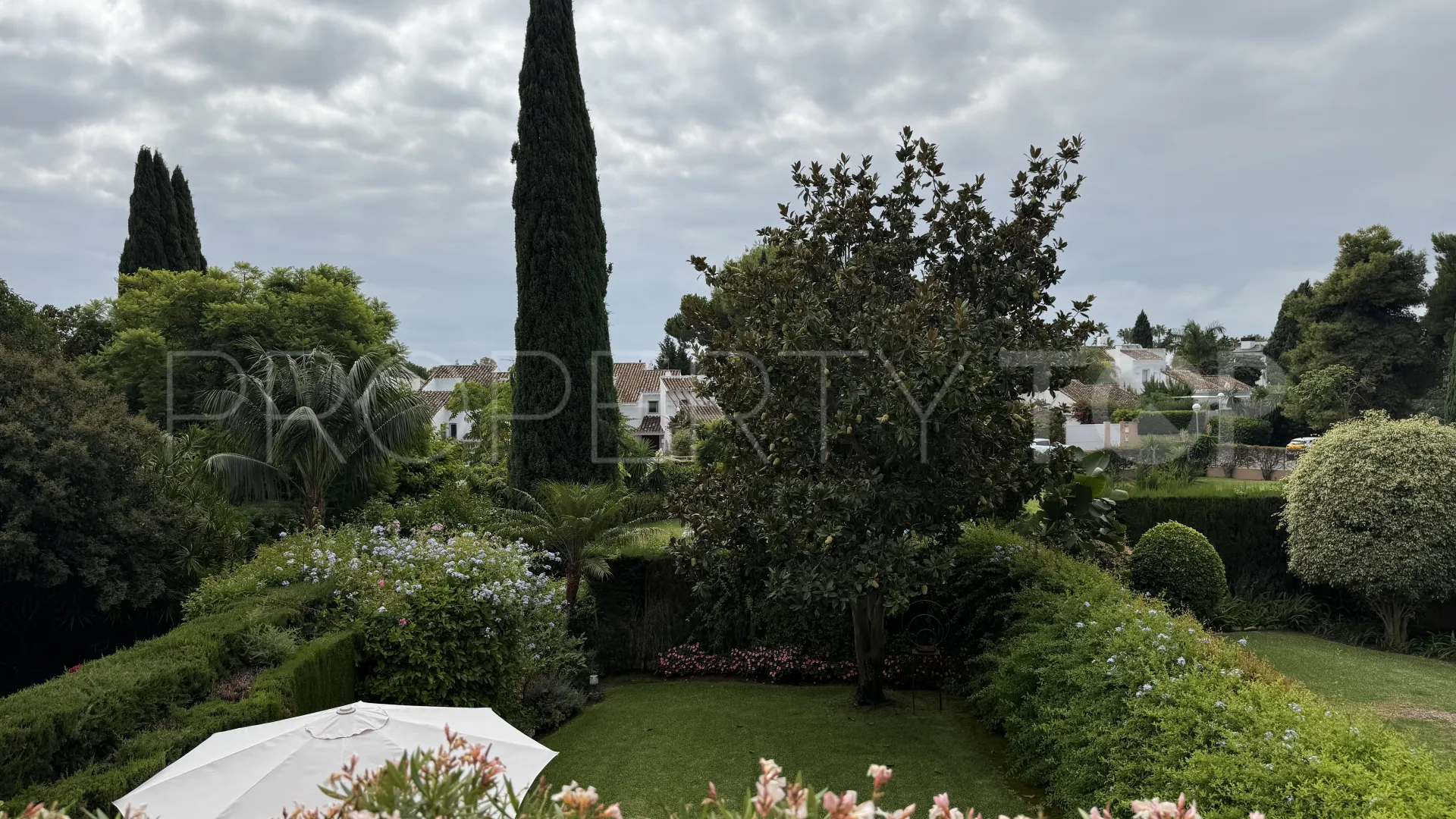 Se vende adosado en Guadalmina Baja de 5 dormitorios