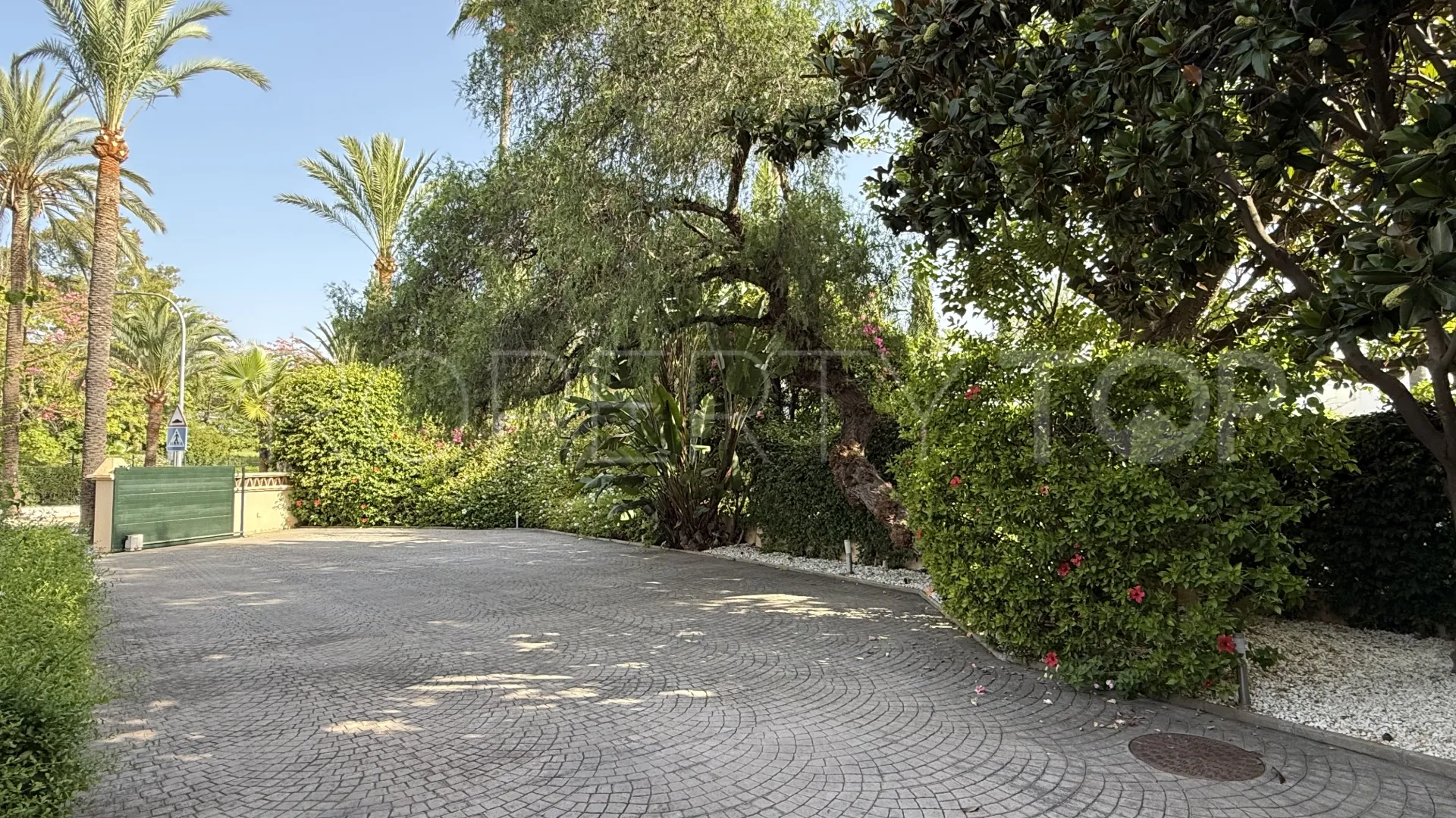 Se vende adosado en Guadalmina Baja de 5 dormitorios