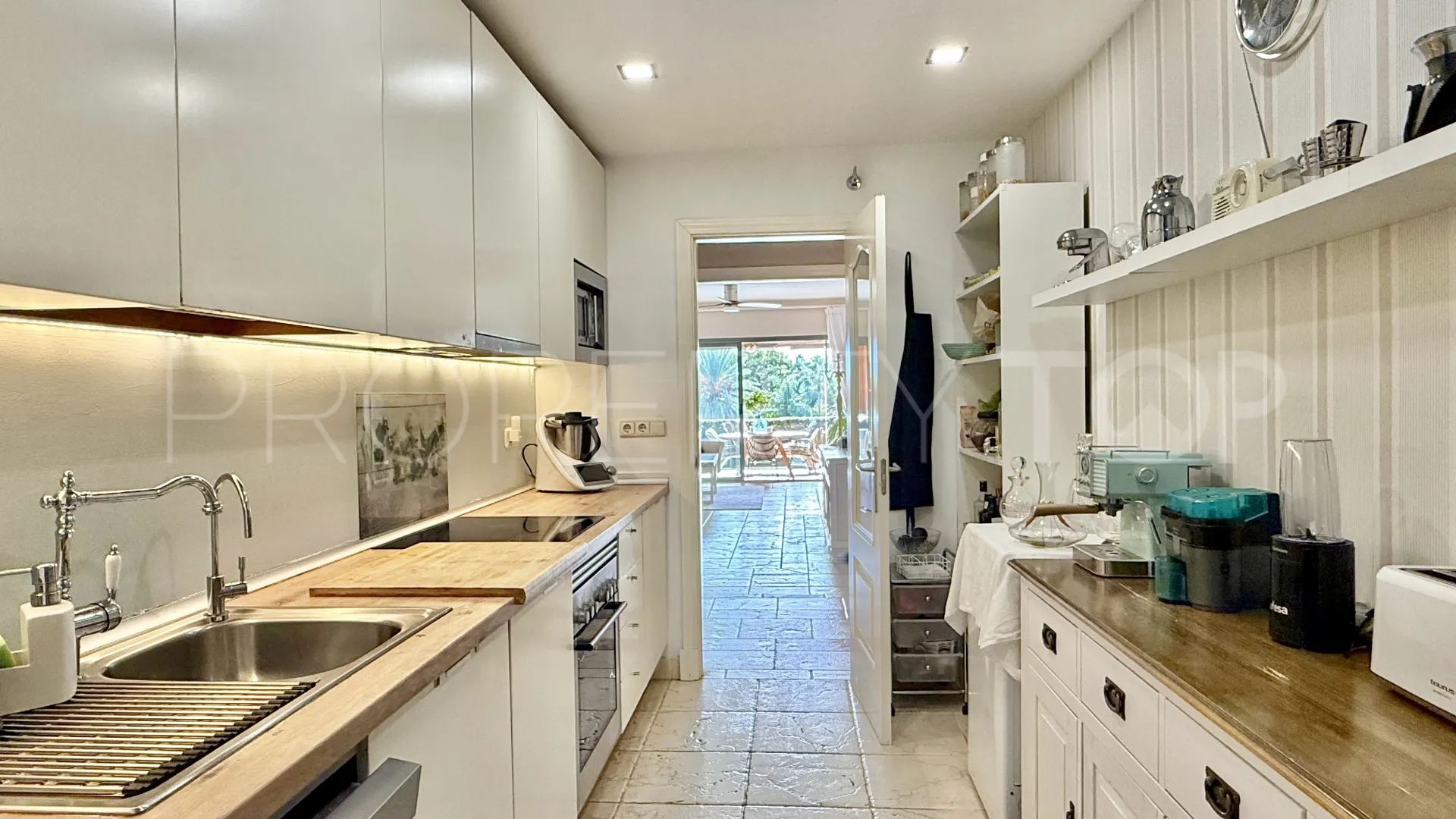 For sale ground floor apartment in Benatalaya with 2 bedrooms
