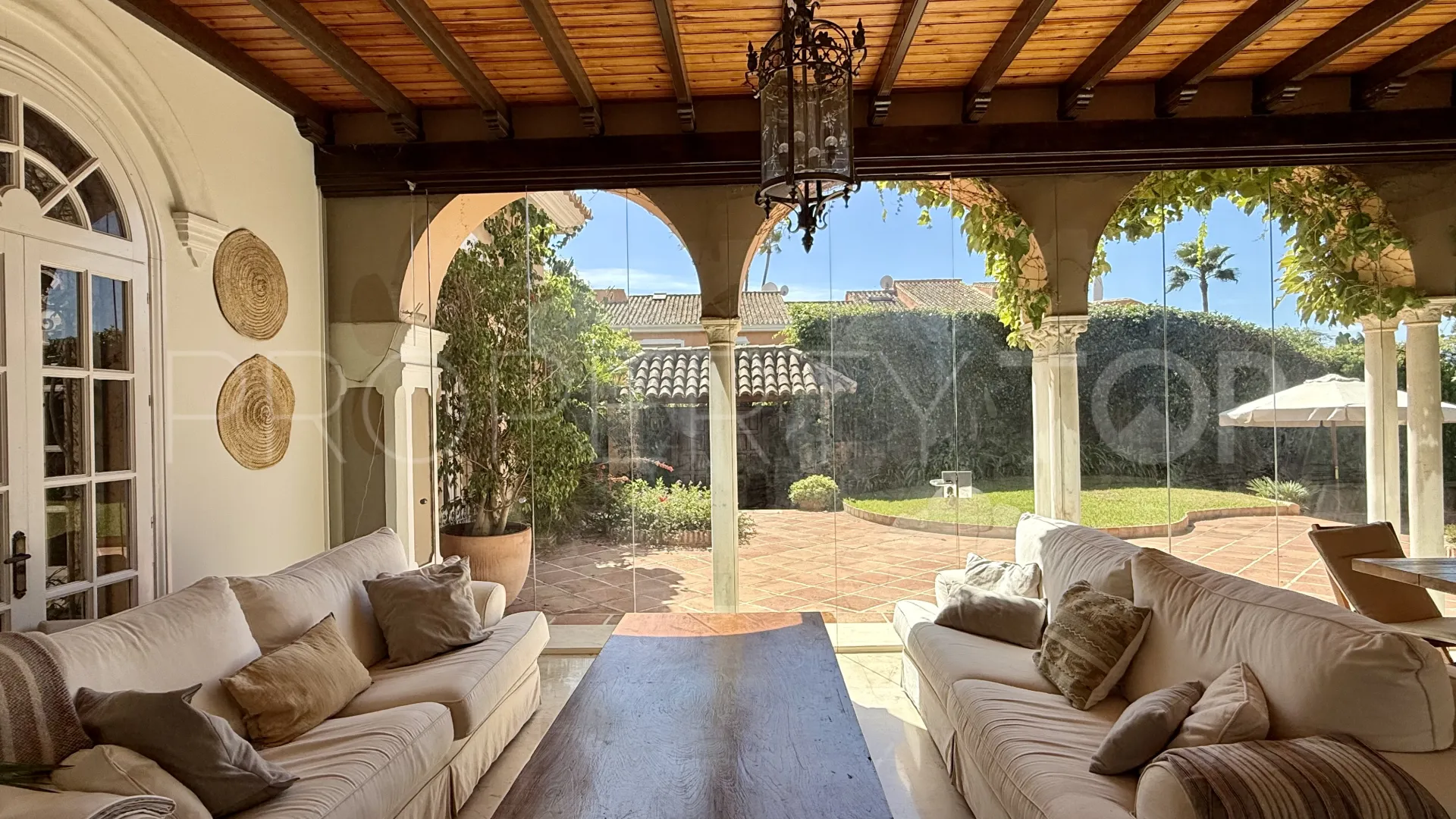 Villa en venta con 6 dormitorios en Benamara