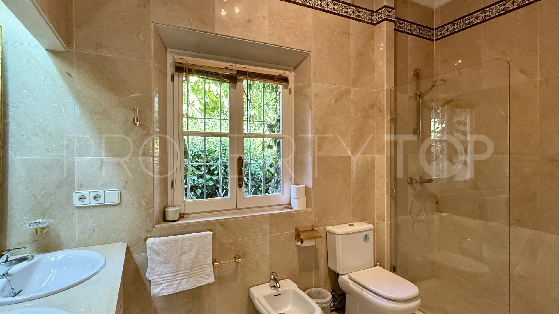 Villa en venta con 6 dormitorios en Benamara