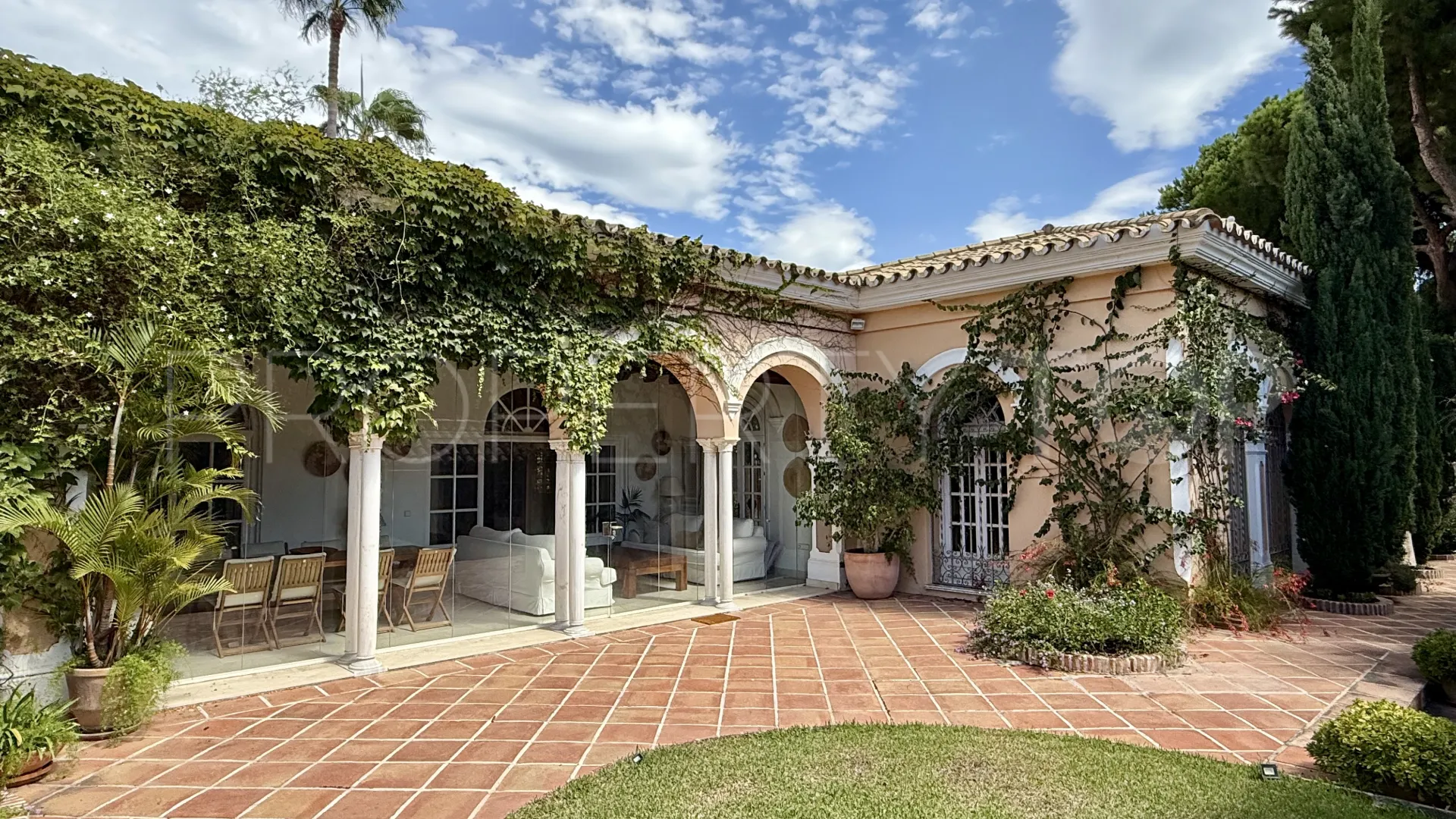 Villa en venta con 6 dormitorios en Benamara