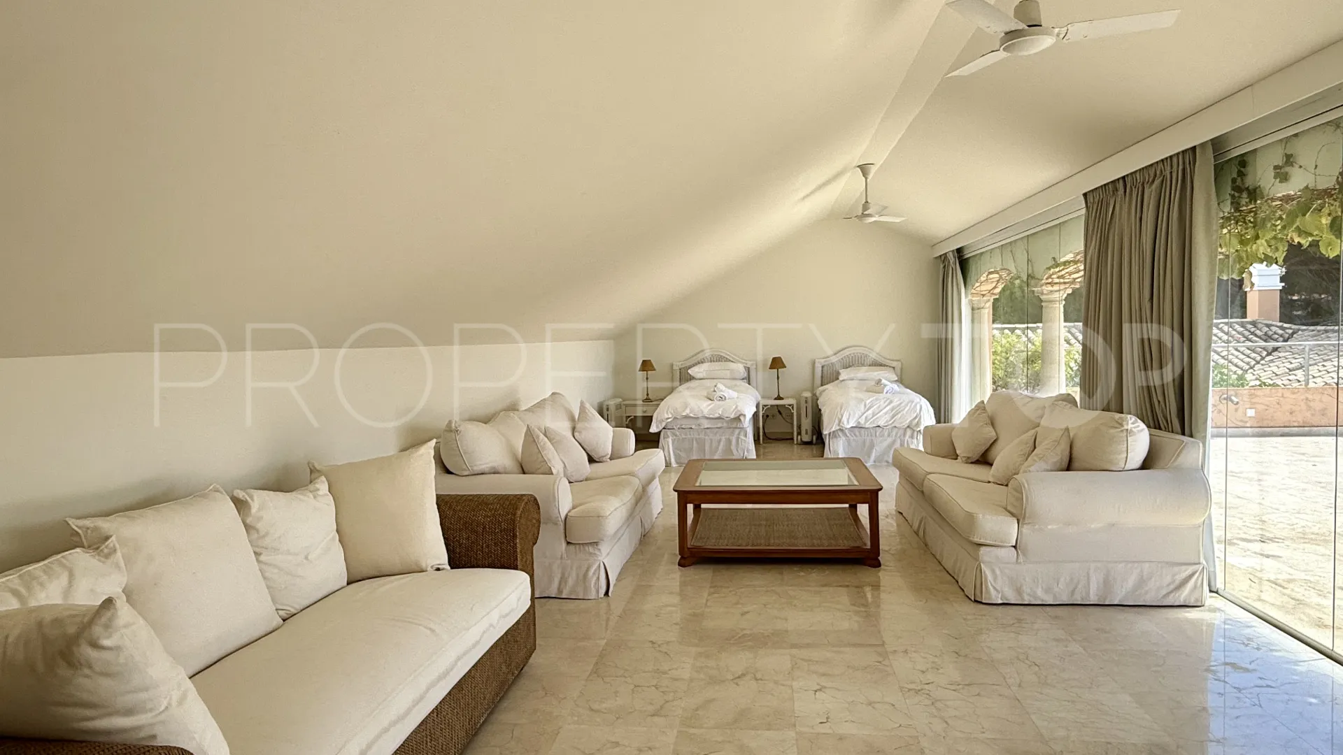 Villa en venta con 6 dormitorios en Benamara